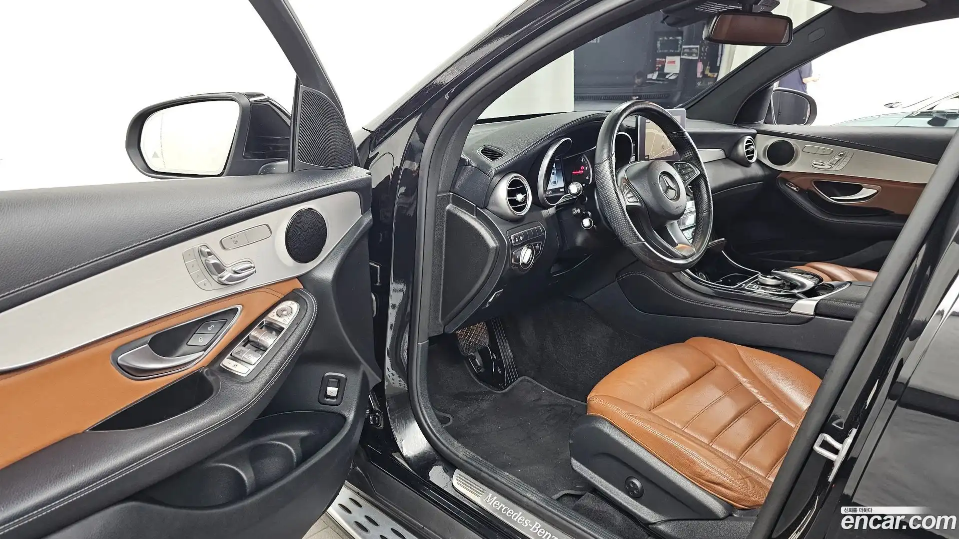 GLC-Class Mercedes-Benz 2017.10-INNER-010