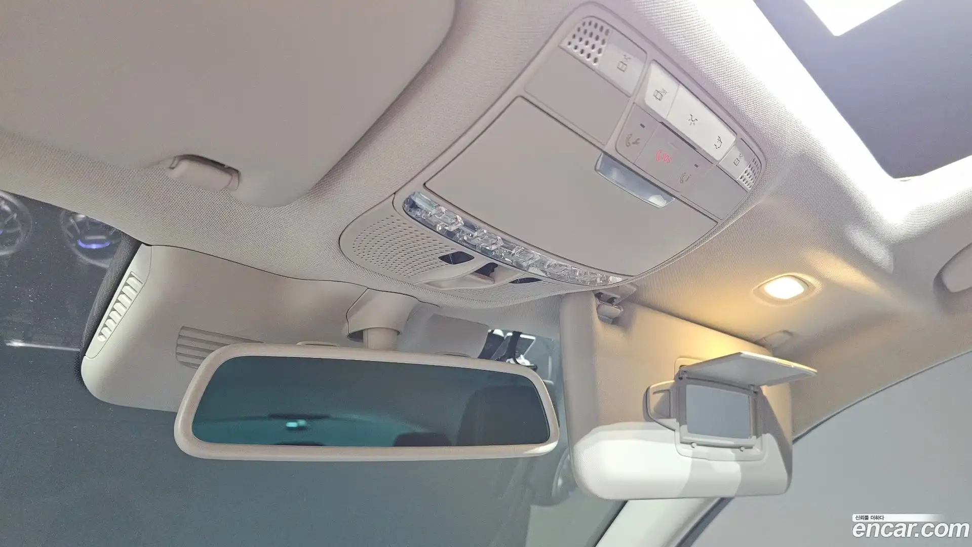 GLC-Class Mercedes-Benz 2018.4-OPTION-024