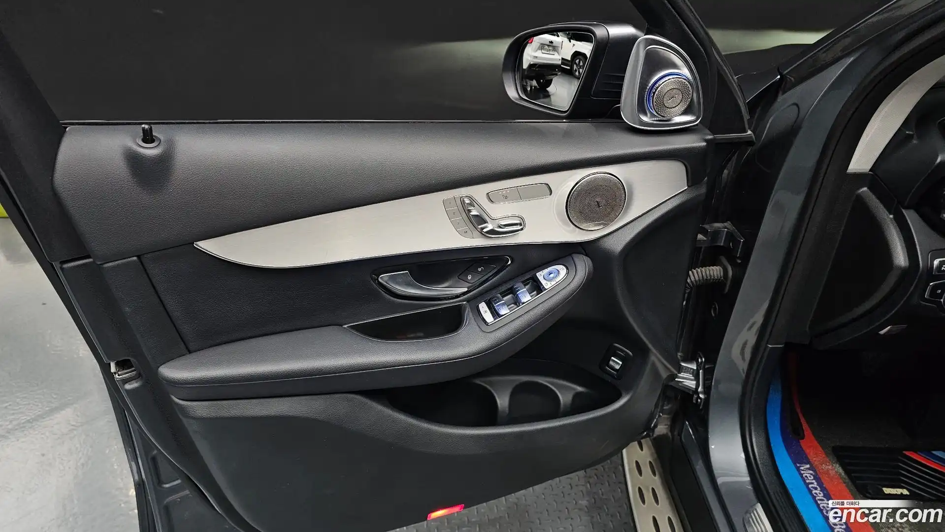 GLC-Class Mercedes-Benz 2018.4-INNER-034