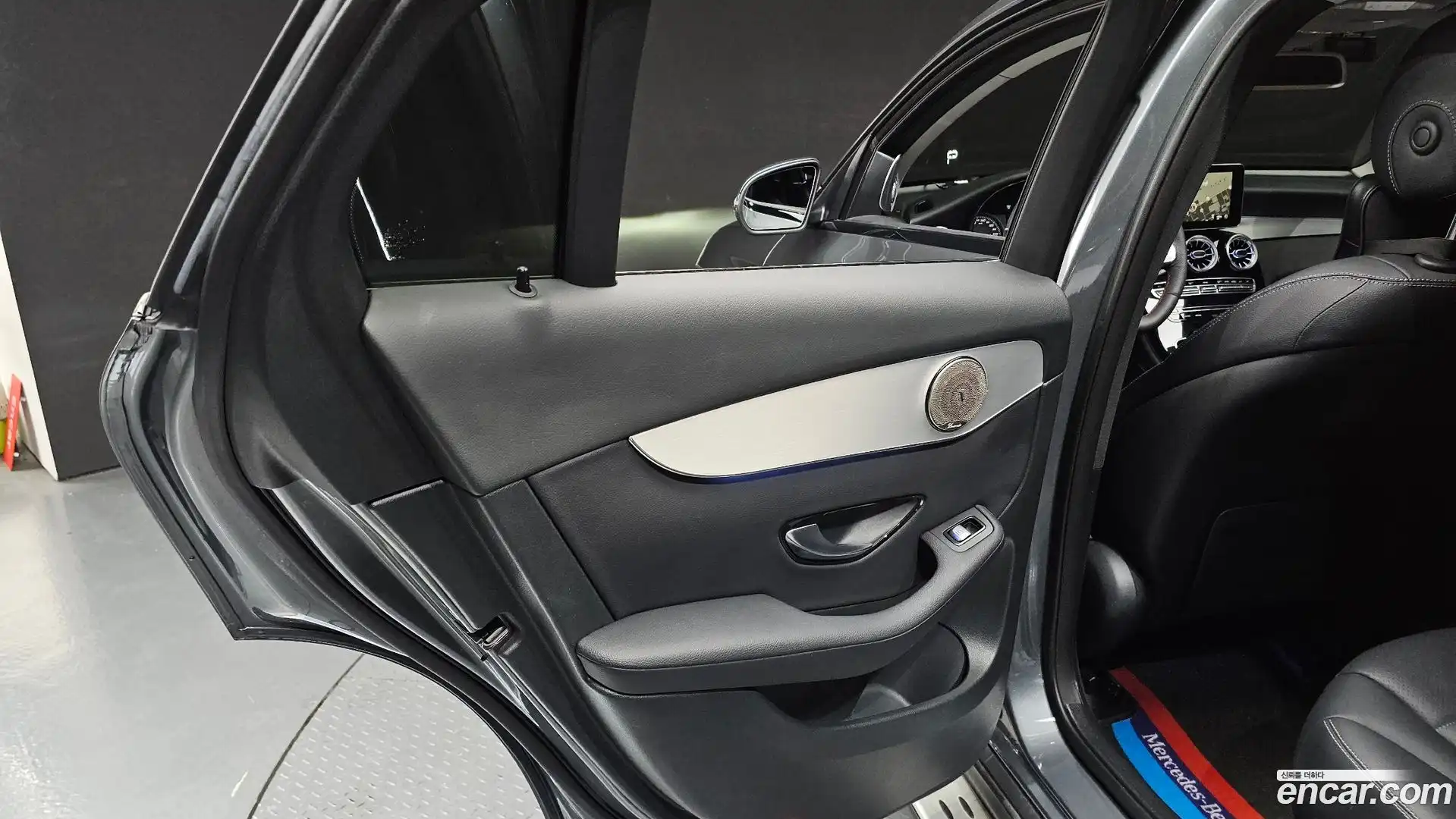 GLC-Class Mercedes-Benz 2018.4-INNER-035