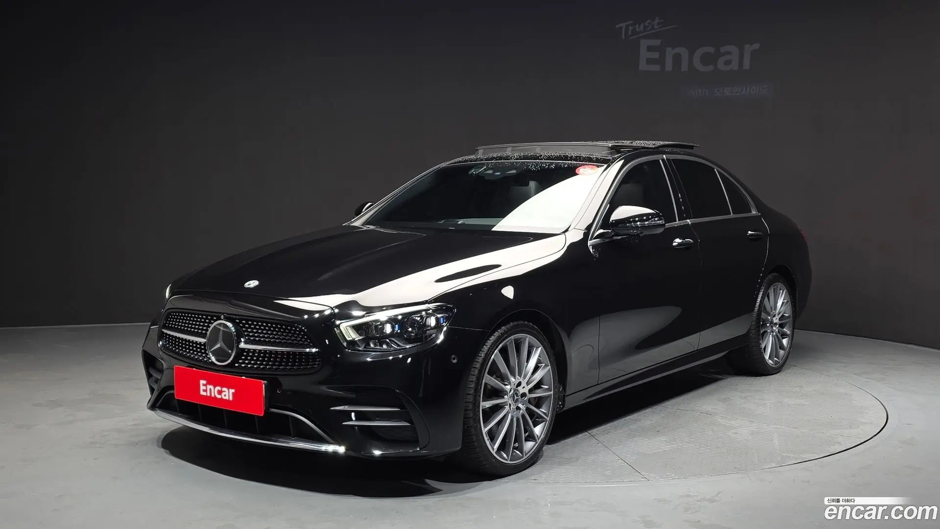 Main__Slider__Photo:E-Class Mercedes-Benz 2022.3-0