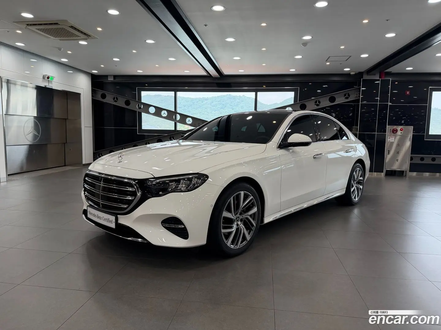 Main__Slider__Photo:E-Class Mercedes-Benz 2024.8-0