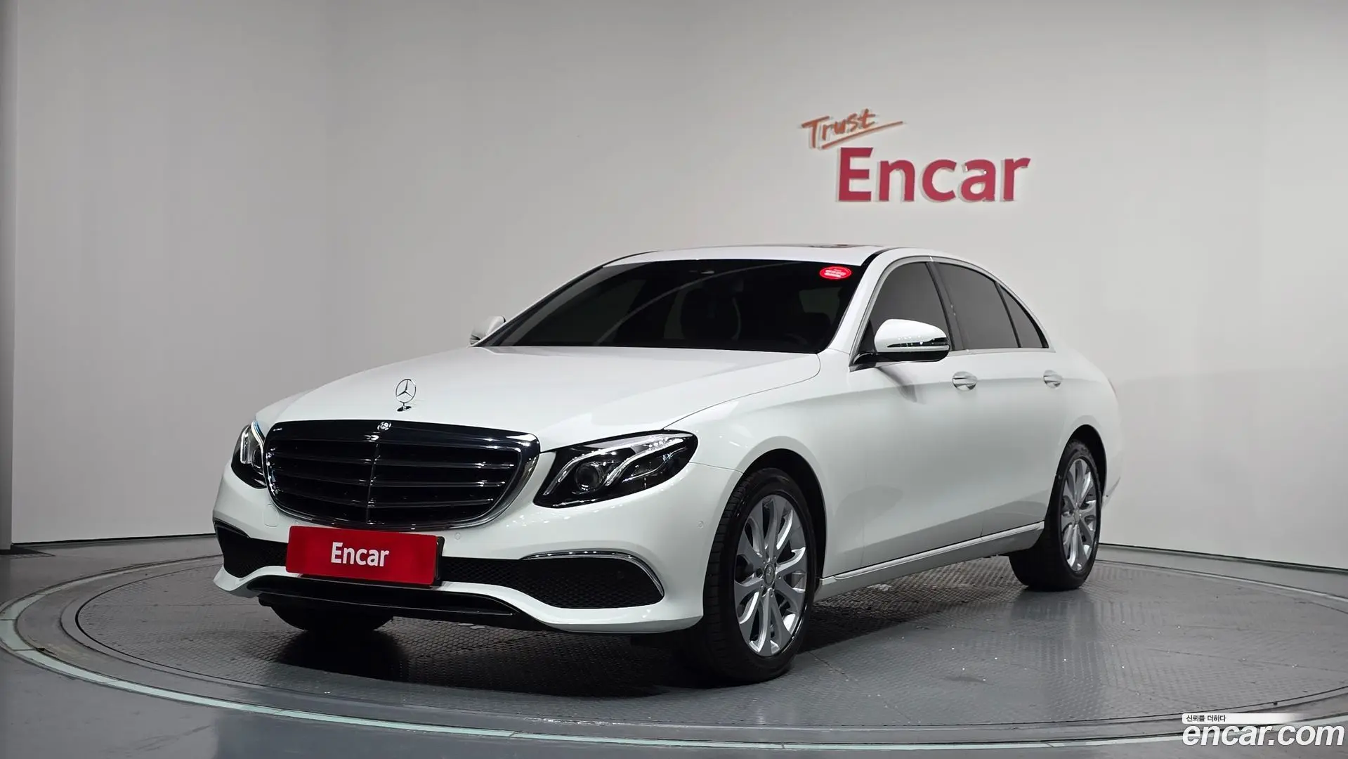 Main__Slider__Photo:E-Class Mercedes-Benz 2016.10-0
