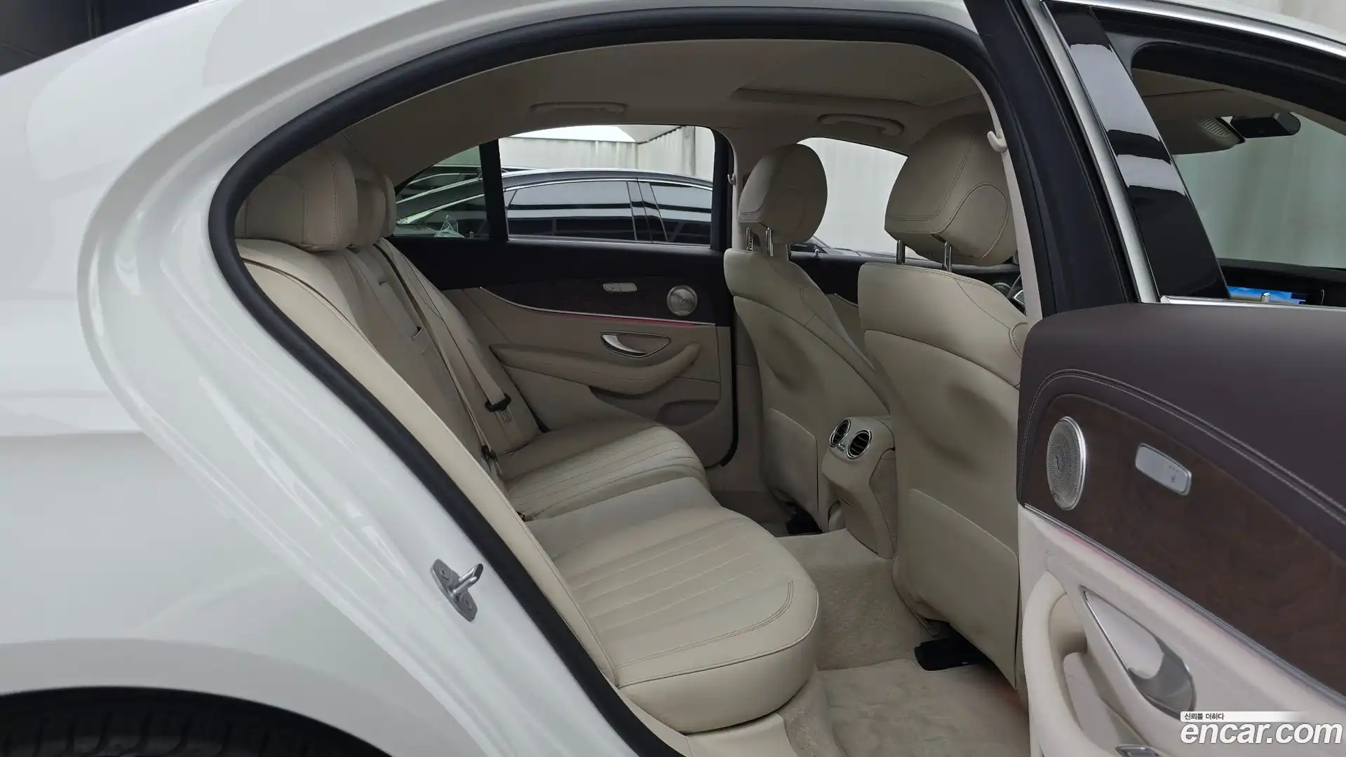 E-Class Mercedes-Benz 2016.10-OPTION-016