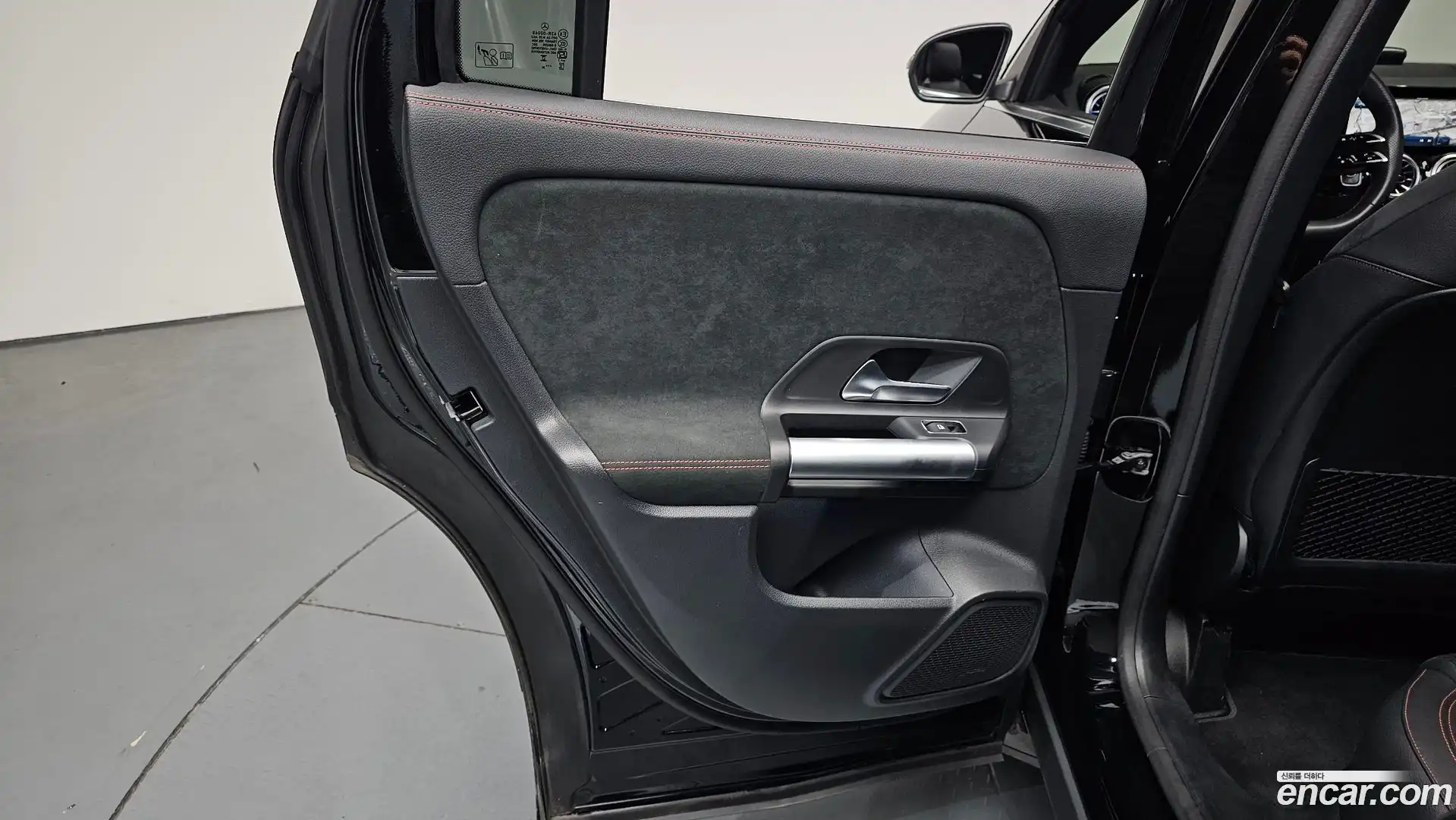 GLA-Class Mercedes-Benz 2025.4-INNER-035
