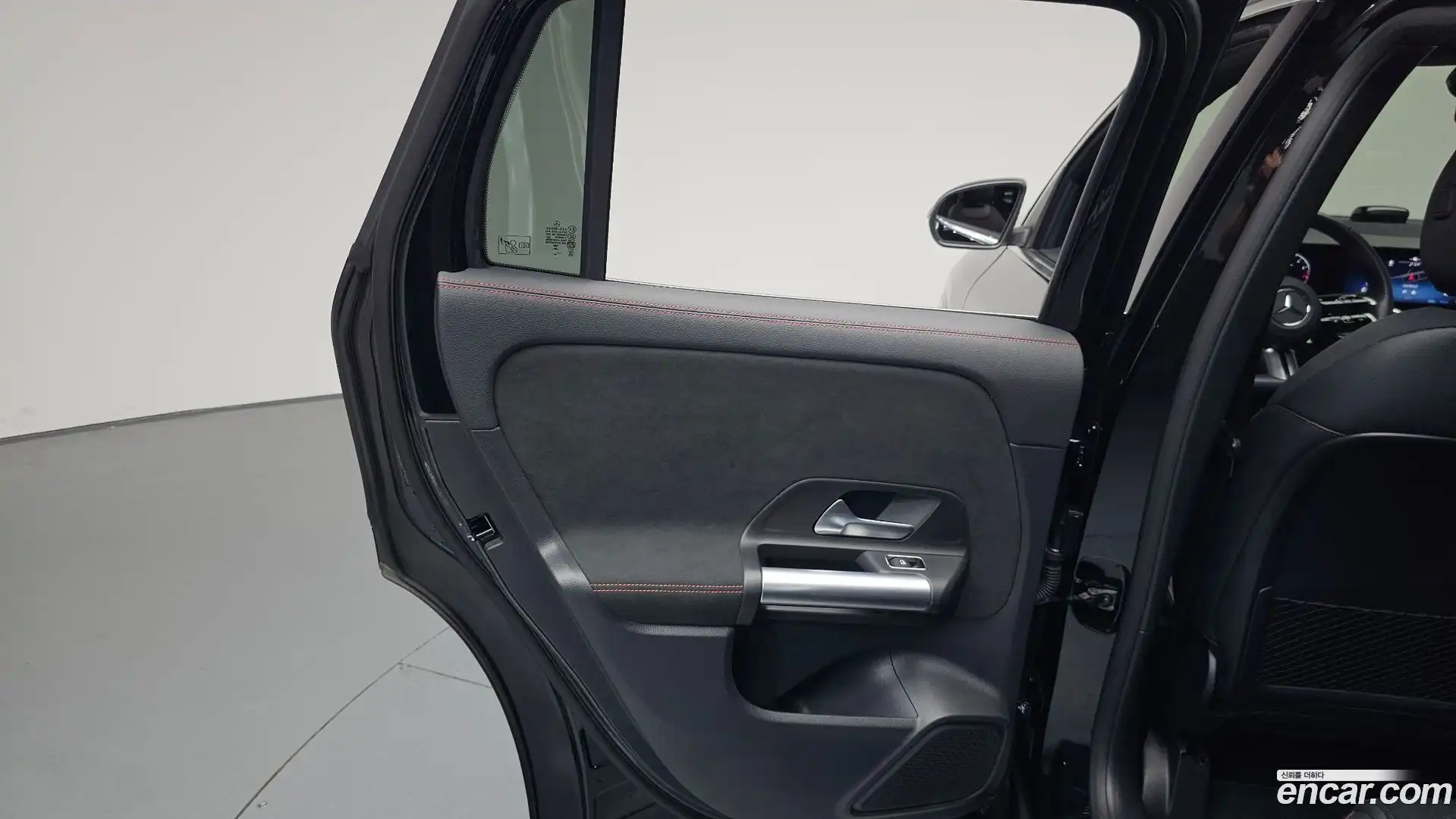 GLA-Class Mercedes-Benz 2025.4-INNER-035