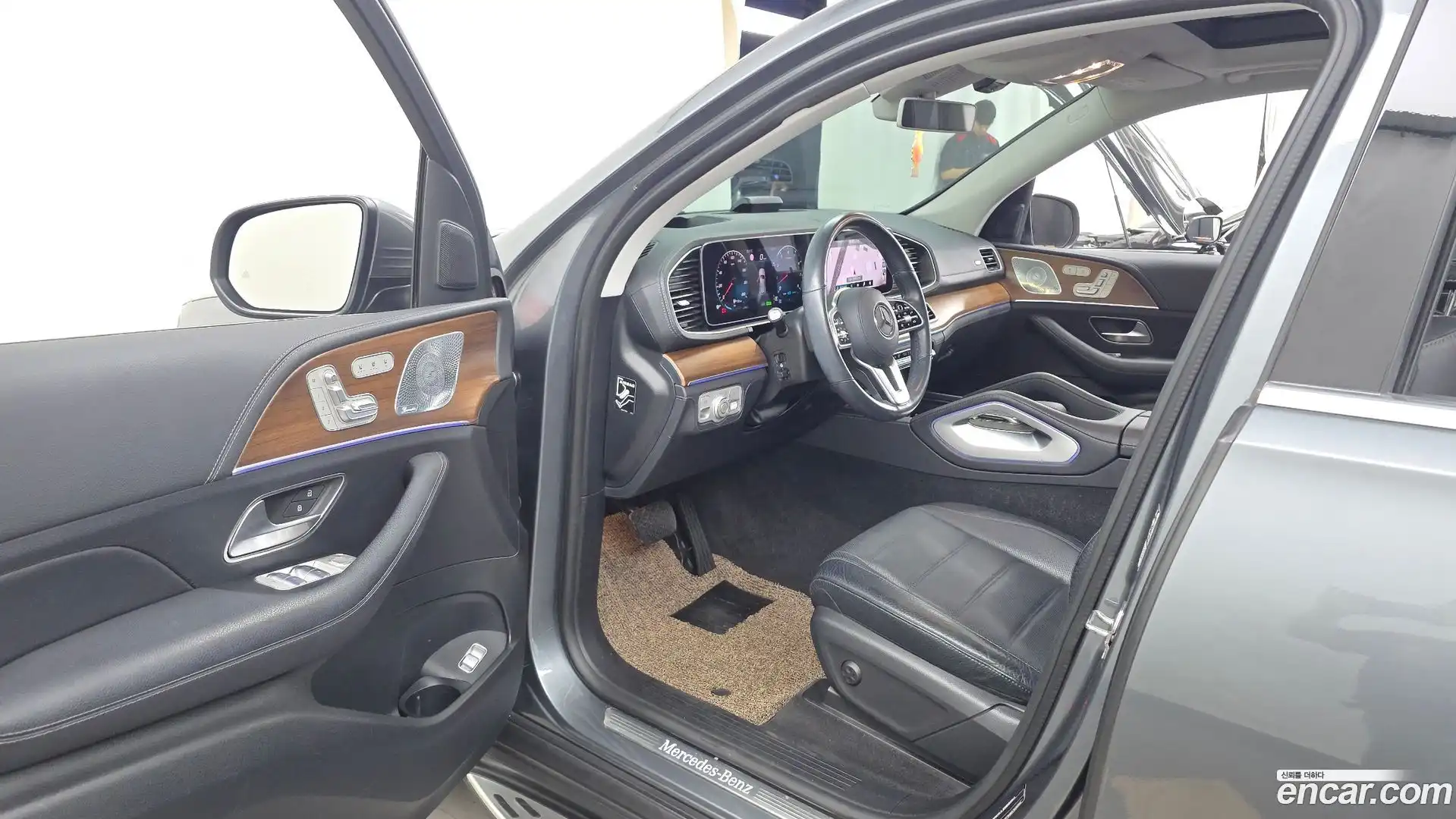 GLE-Class Mercedes-Benz 2020.10-INNER-010