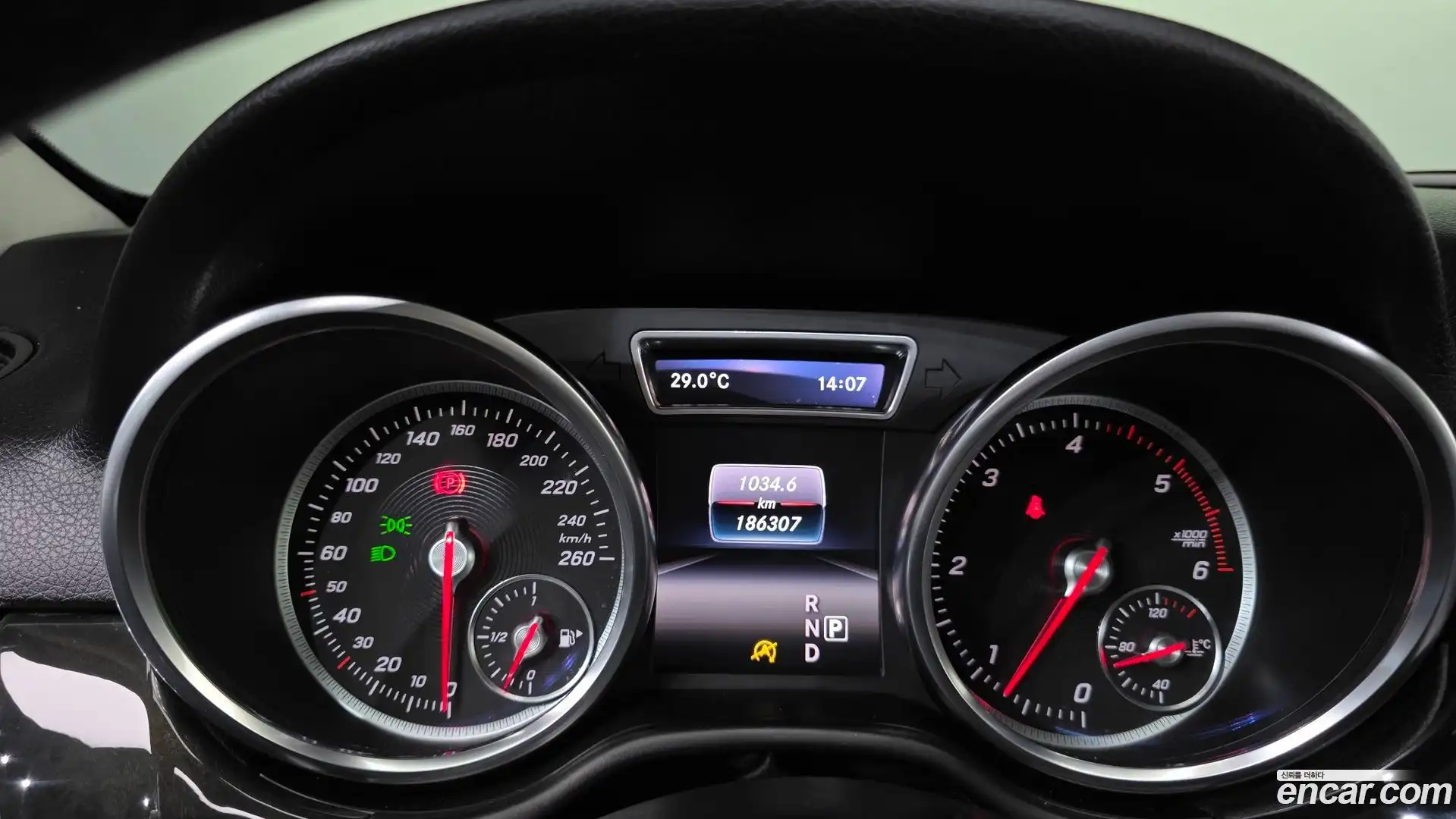 GLE-Class Mercedes-Benz 2016.6-INNER-008