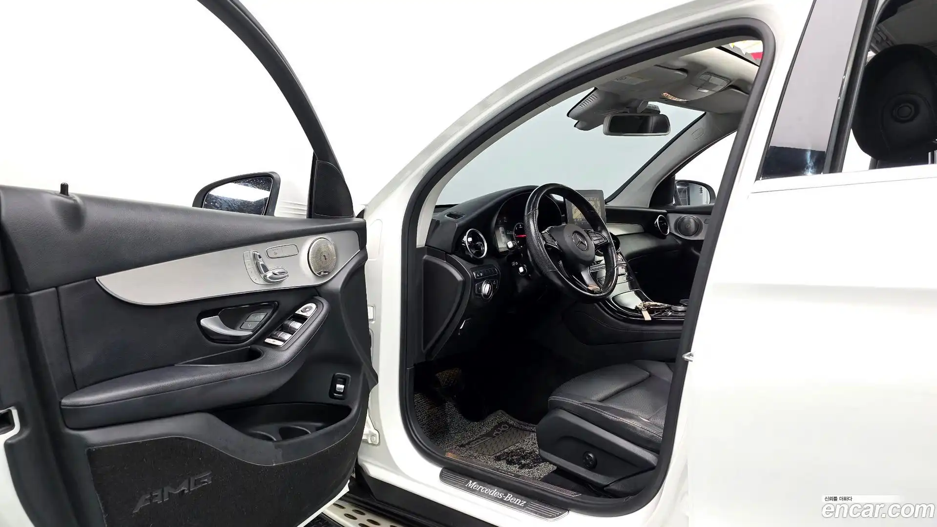 GLC-Class Mercedes-Benz 2017.10-INNER-010