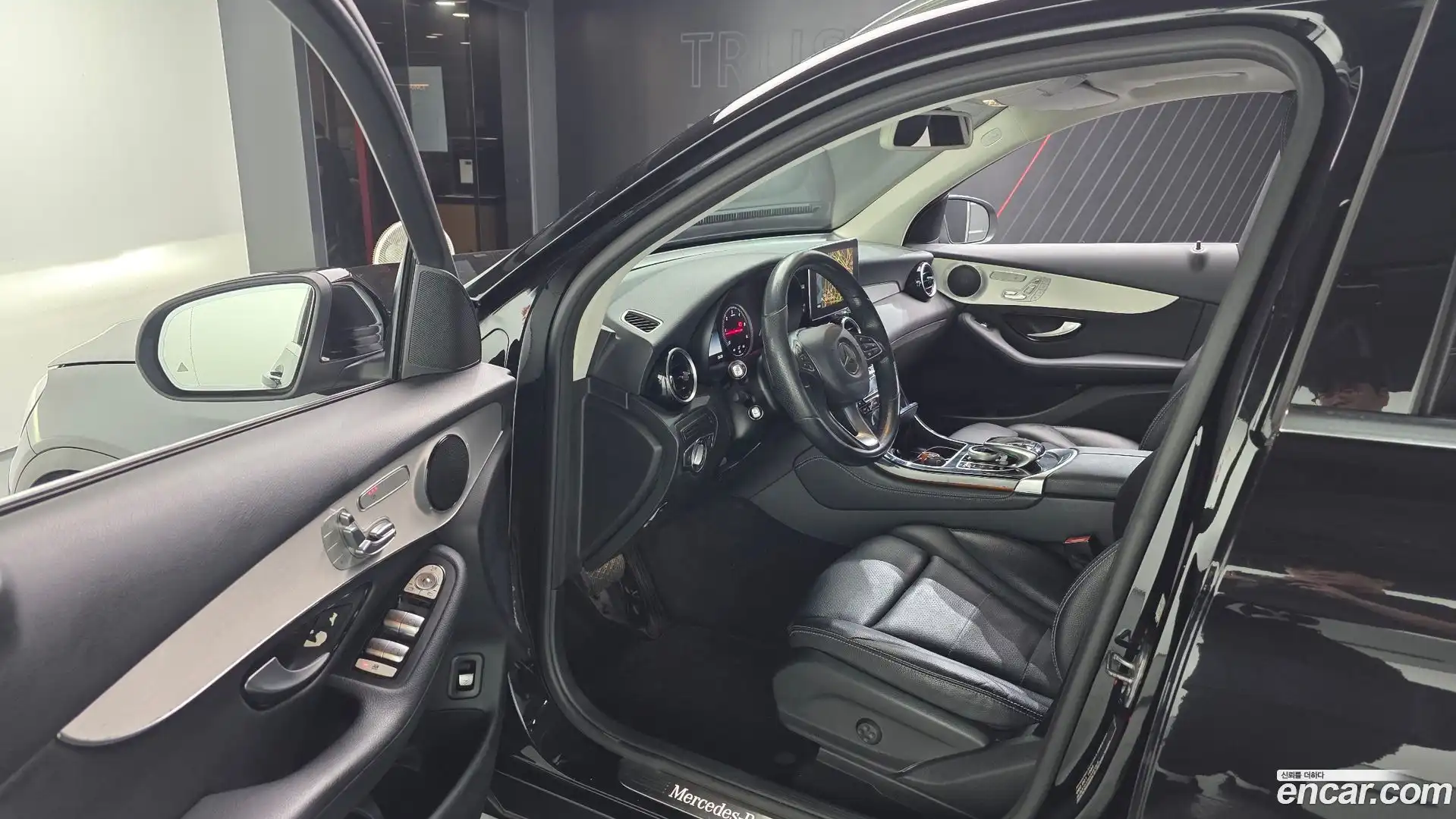 GLC-Class Mercedes-Benz 2017.3-INNER-010