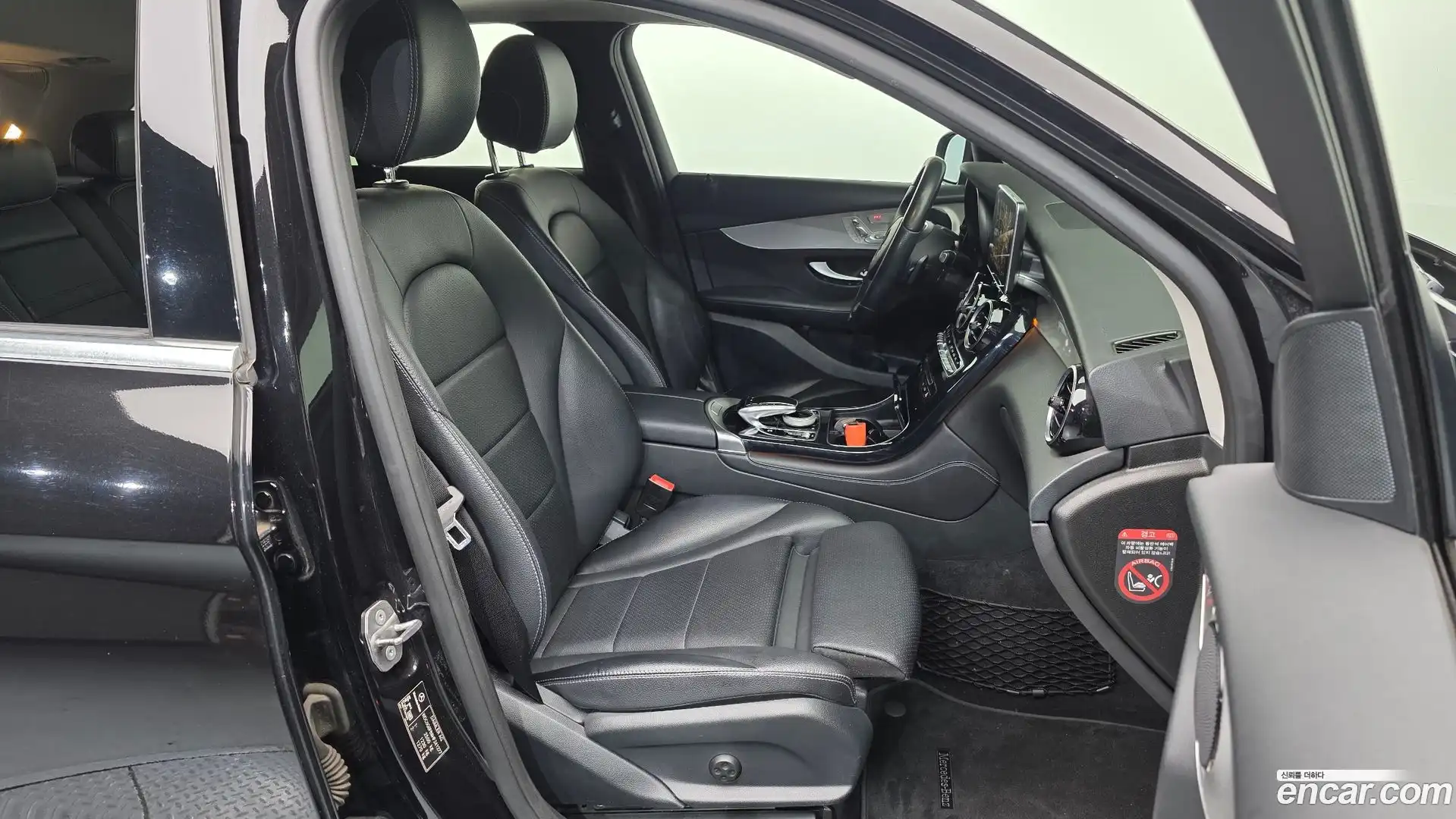 GLC-Class Mercedes-Benz 2017.3-OPTION-015