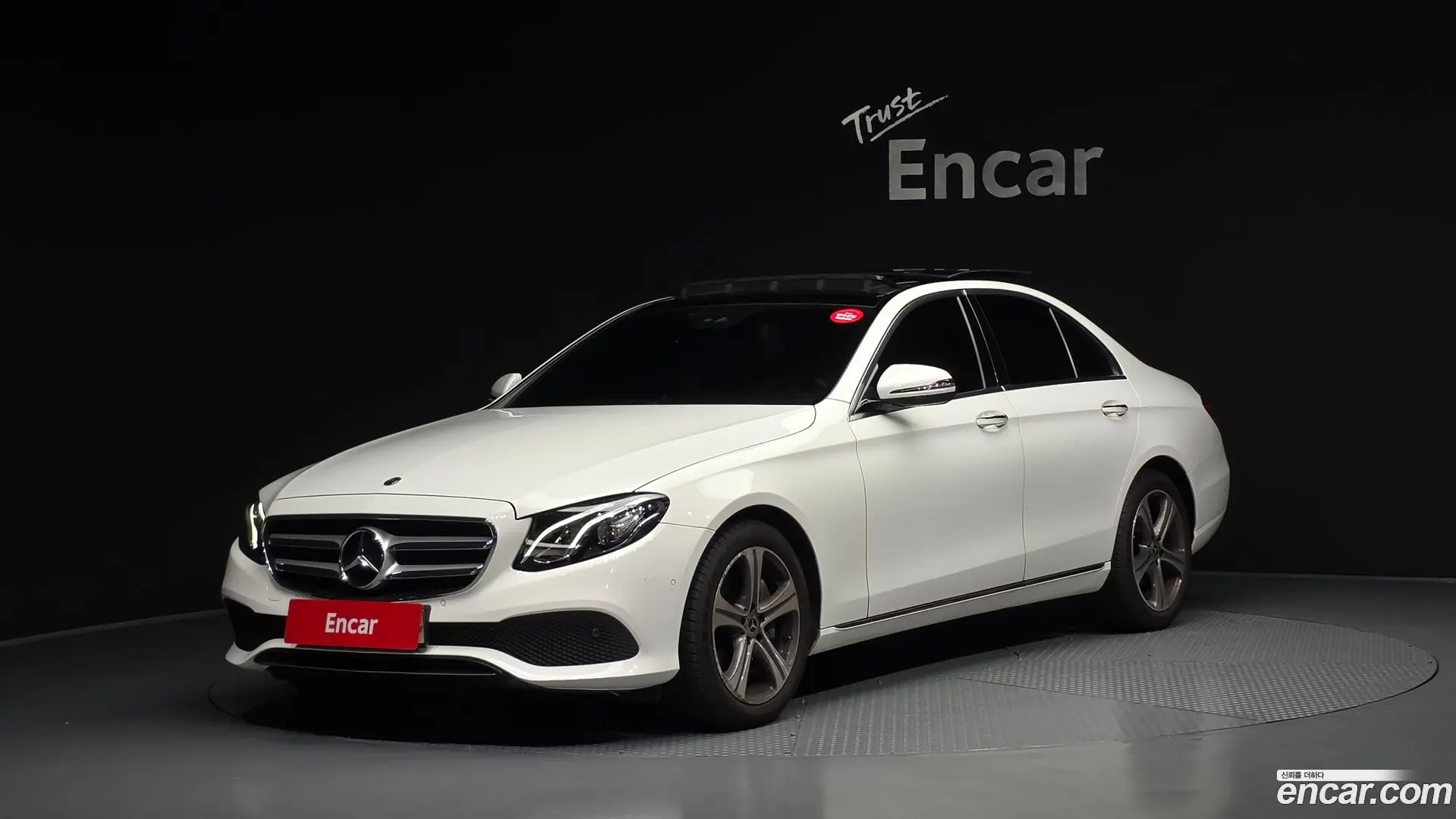 Main__Slider__Photo:E-Class Mercedes-Benz 2019.8-0