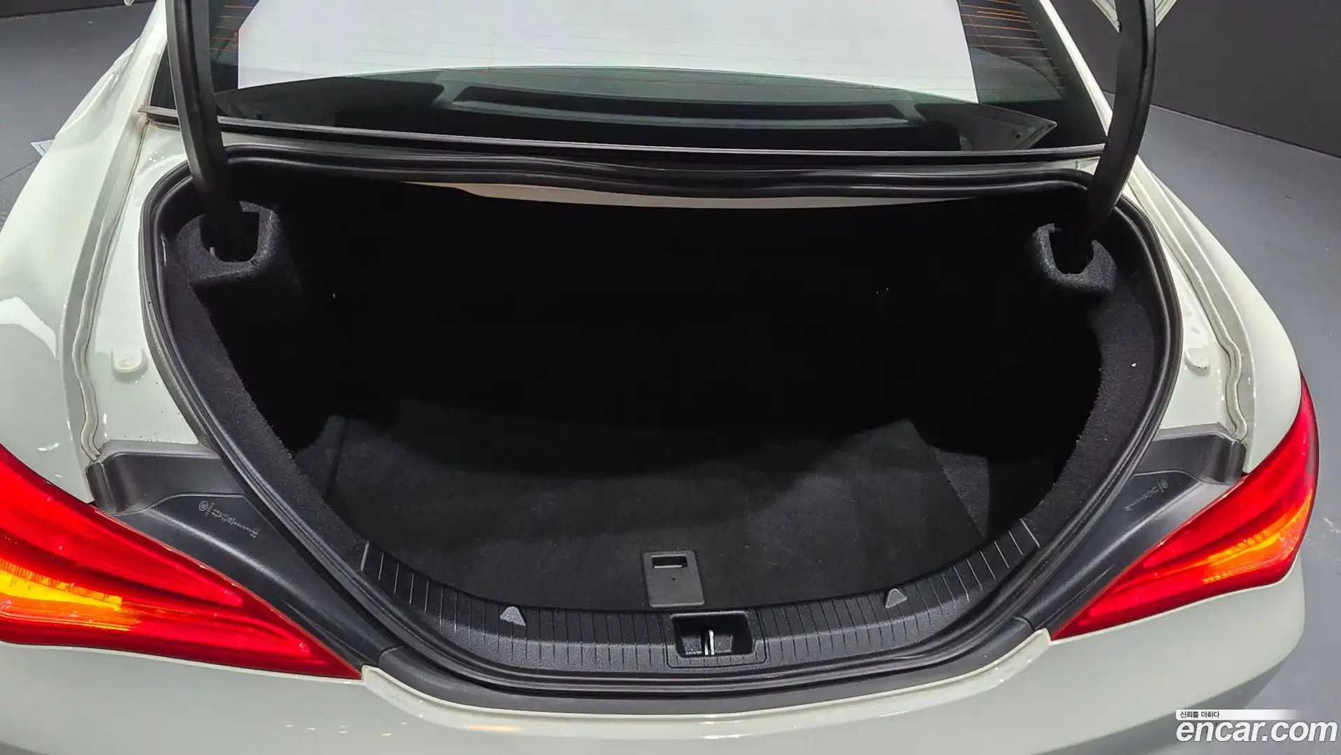 CLA-Class Mercedes-Benz 2015.4-OPTION-043