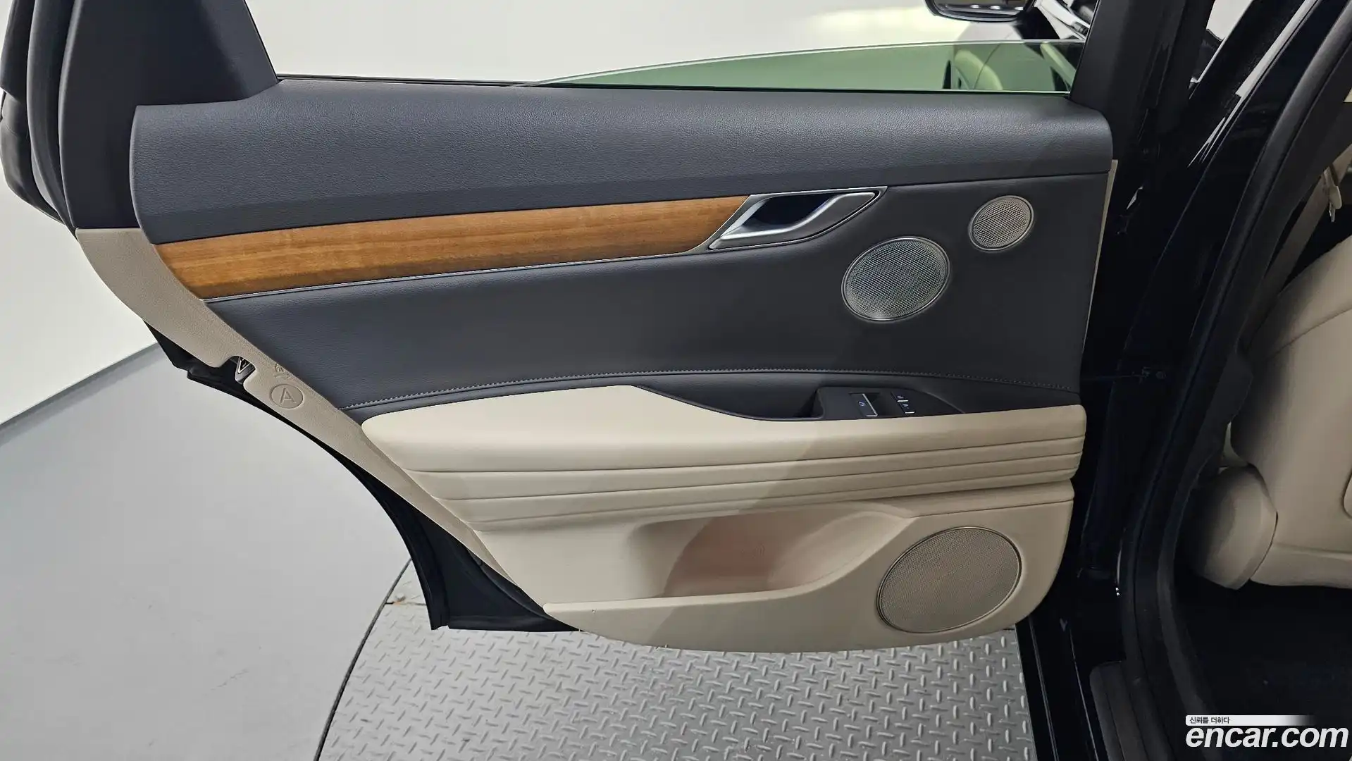 G80 Genesis 2023.0-INNER-035