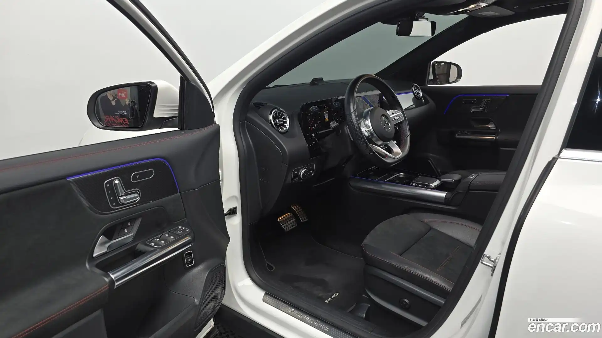 GLA-Class Mercedes-Benz 2020.11-INNER-010