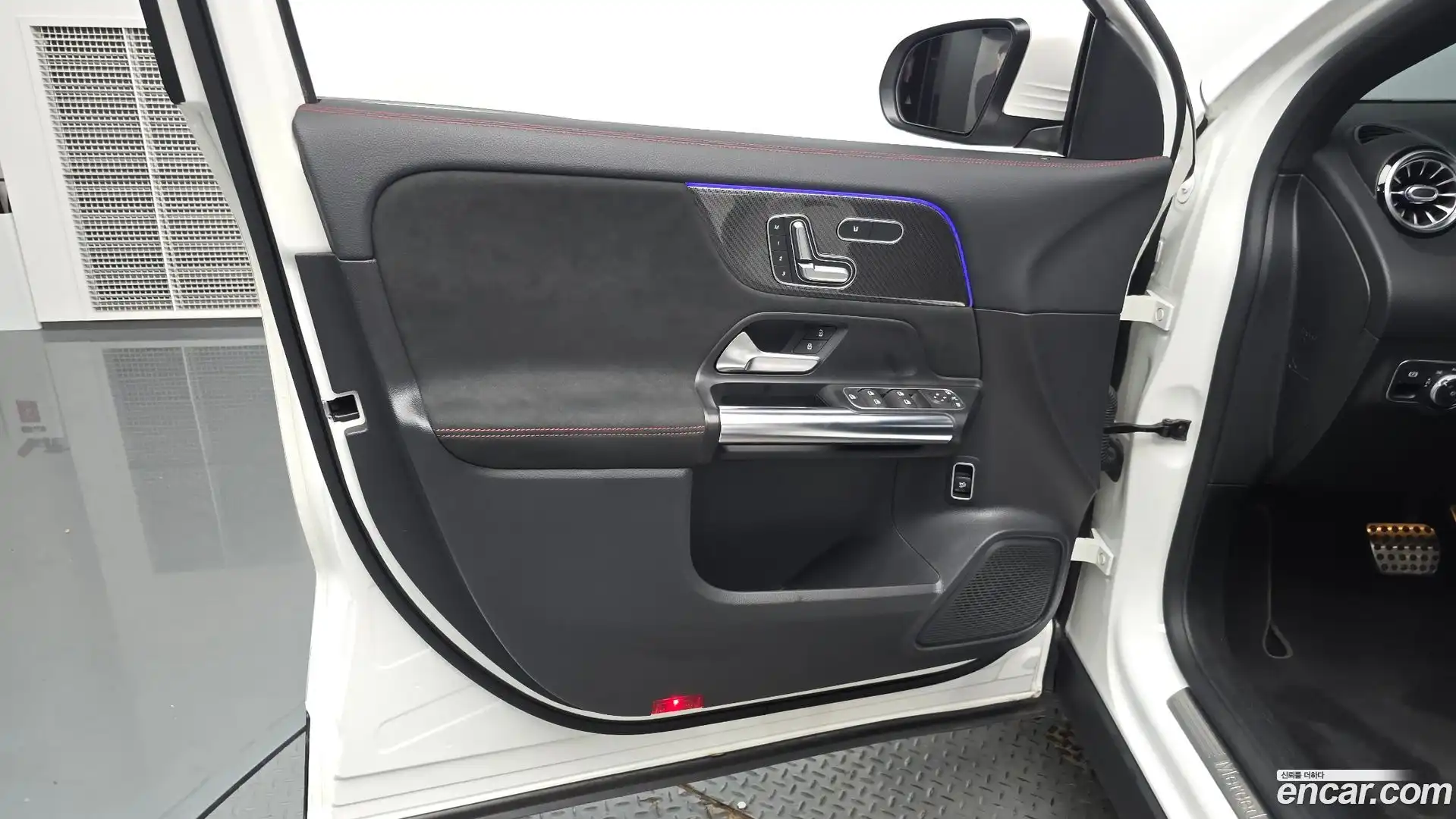GLA-Class Mercedes-Benz 2020.11-INNER-034