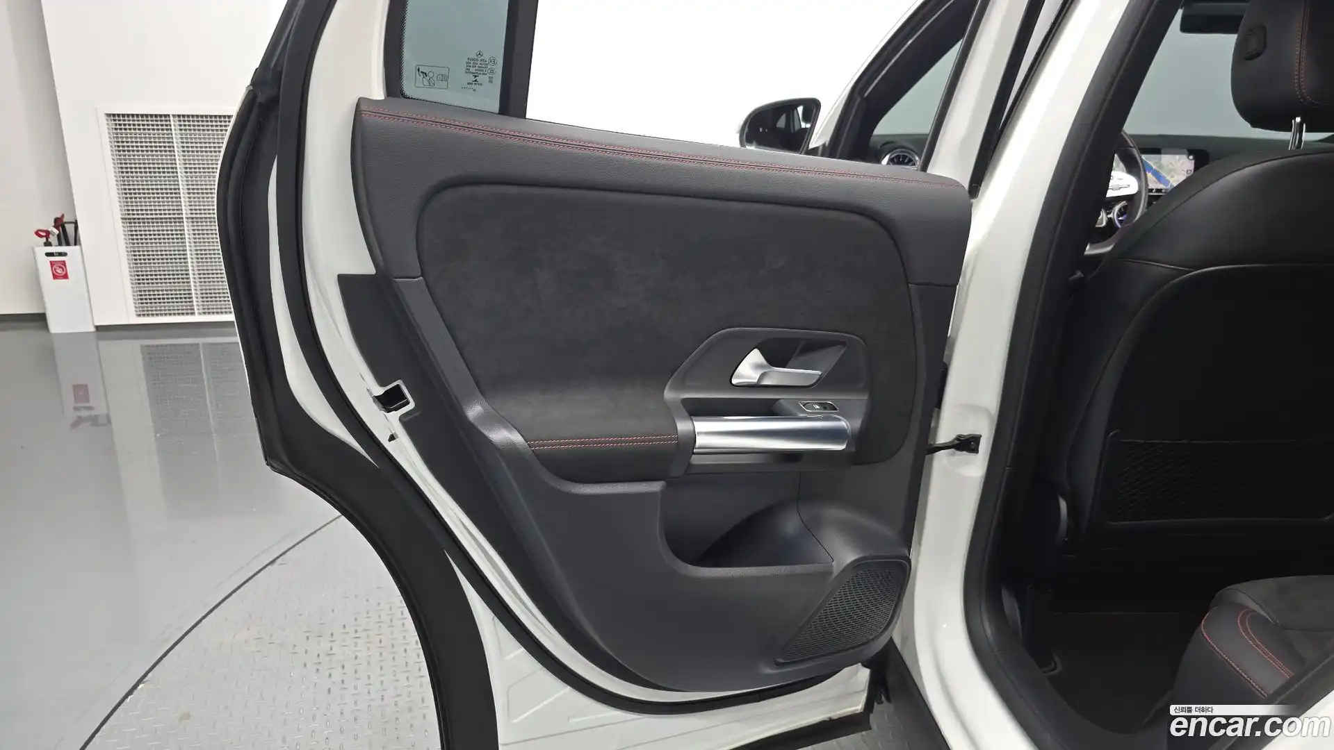 GLA-Class Mercedes-Benz 2020.11-INNER-035