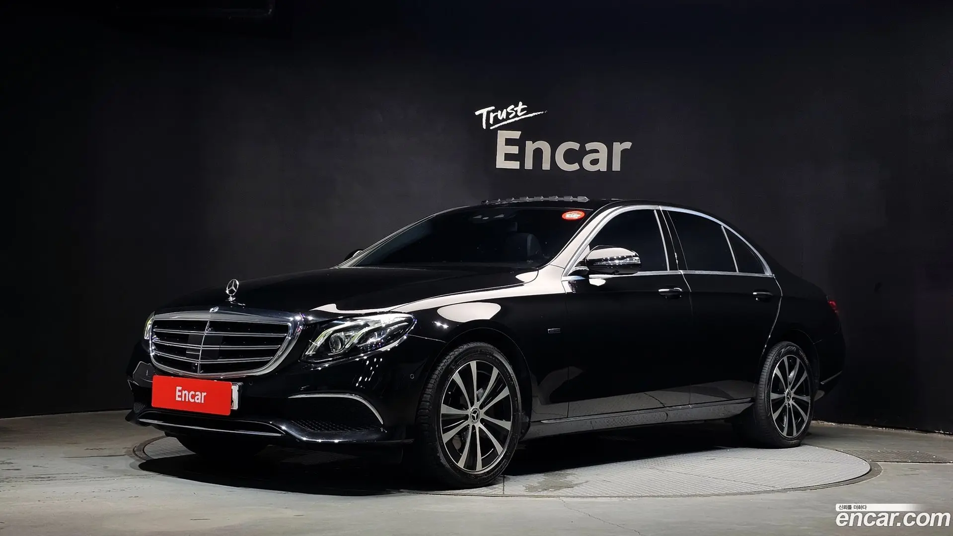 Main__Slider__Photo:E-Class Mercedes-Benz 2020.11-0