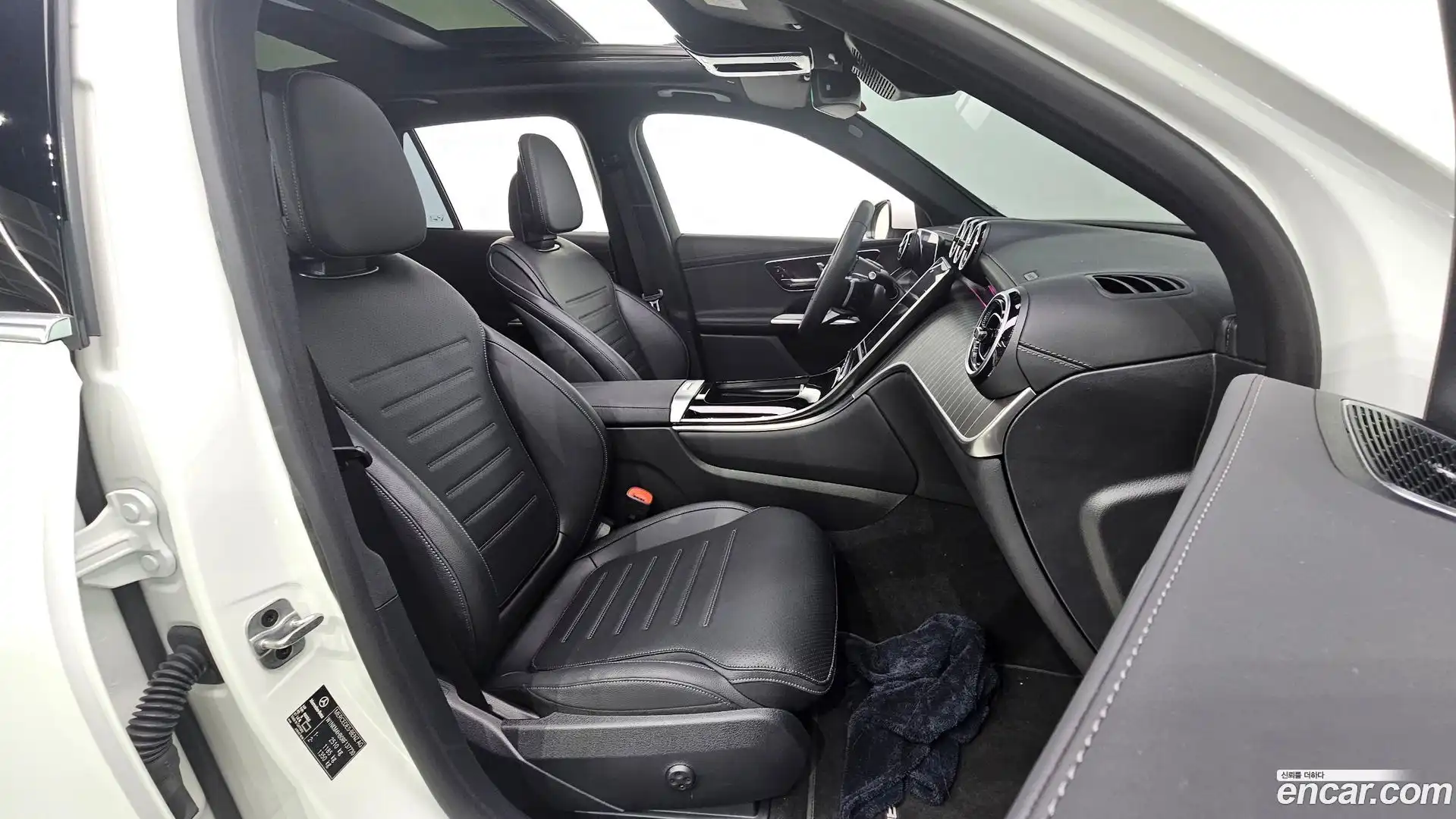 GLC-Class Mercedes-Benz 2024.2-INNER-036