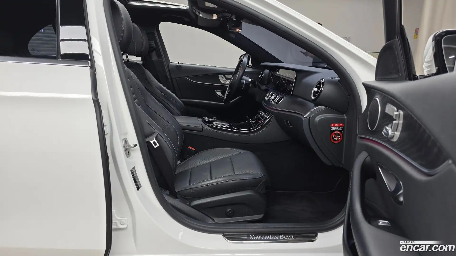 E-Class Mercedes-Benz 2022.4-INNER-036