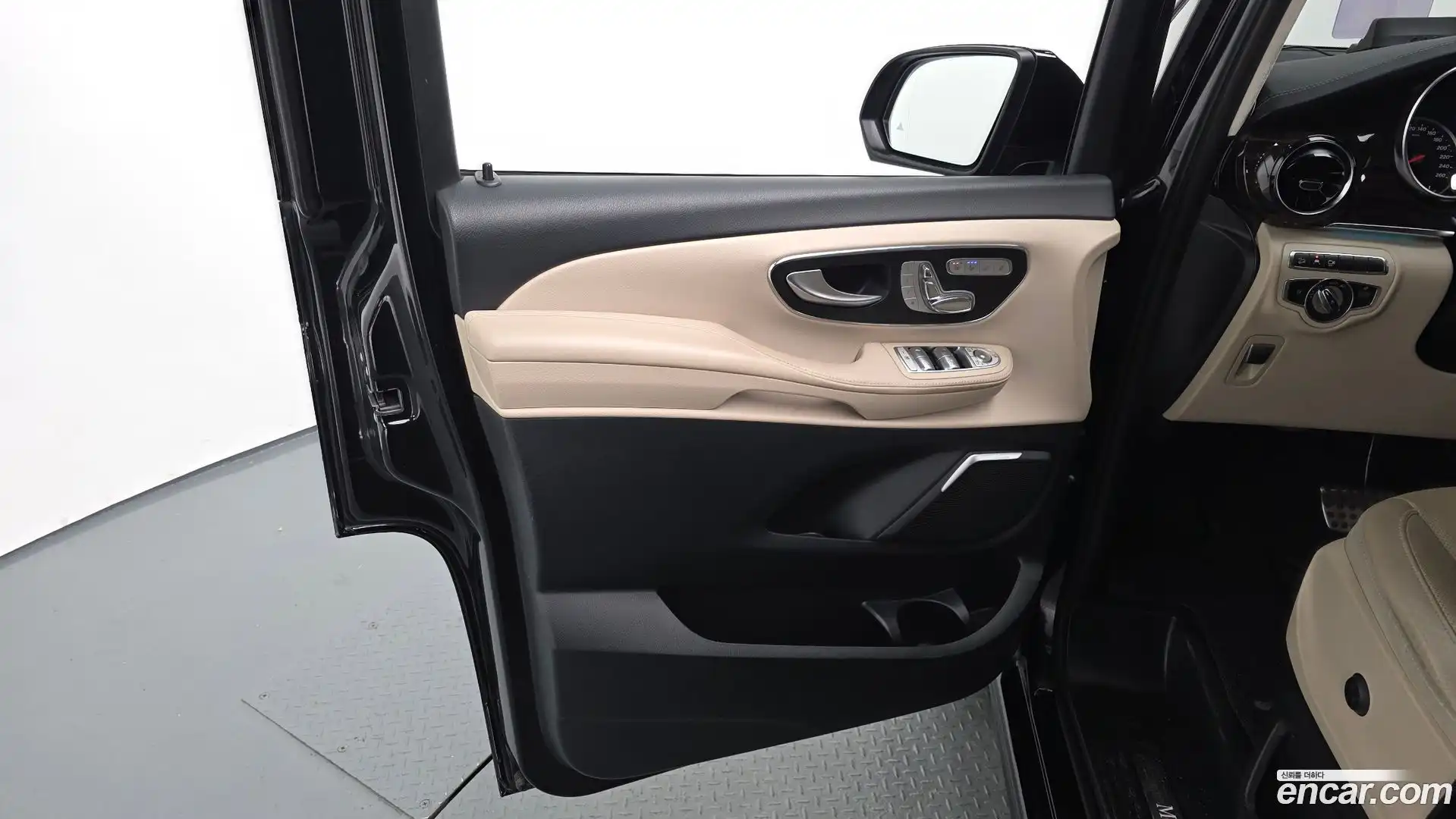 V-Class Mercedes-Benz 2022.9-INNER-035