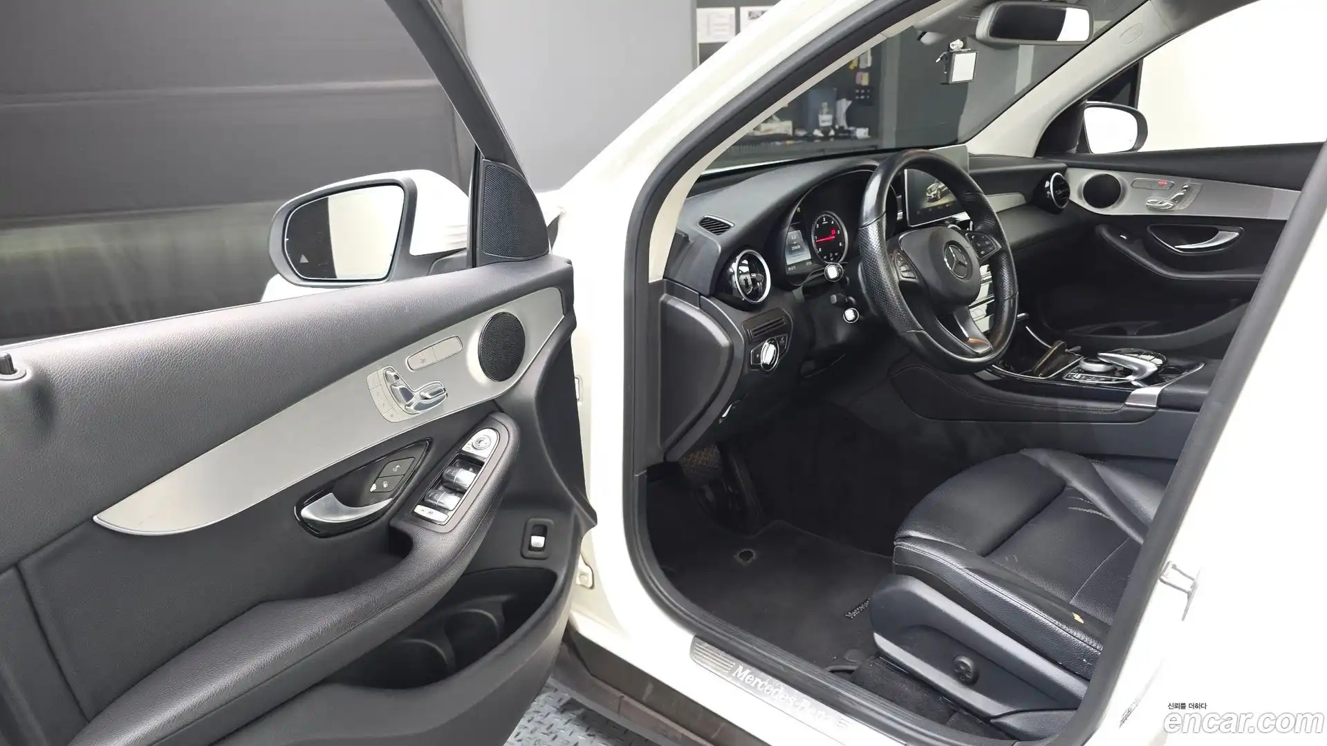 GLC-Class Mercedes-Benz 2016.8-INNER-010