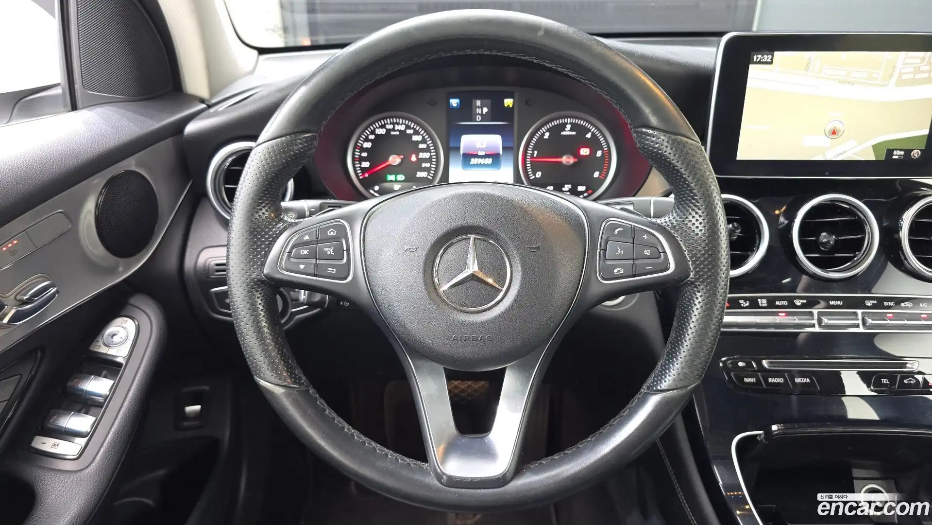 GLC-Class Mercedes-Benz 2016.8-OPTION-017