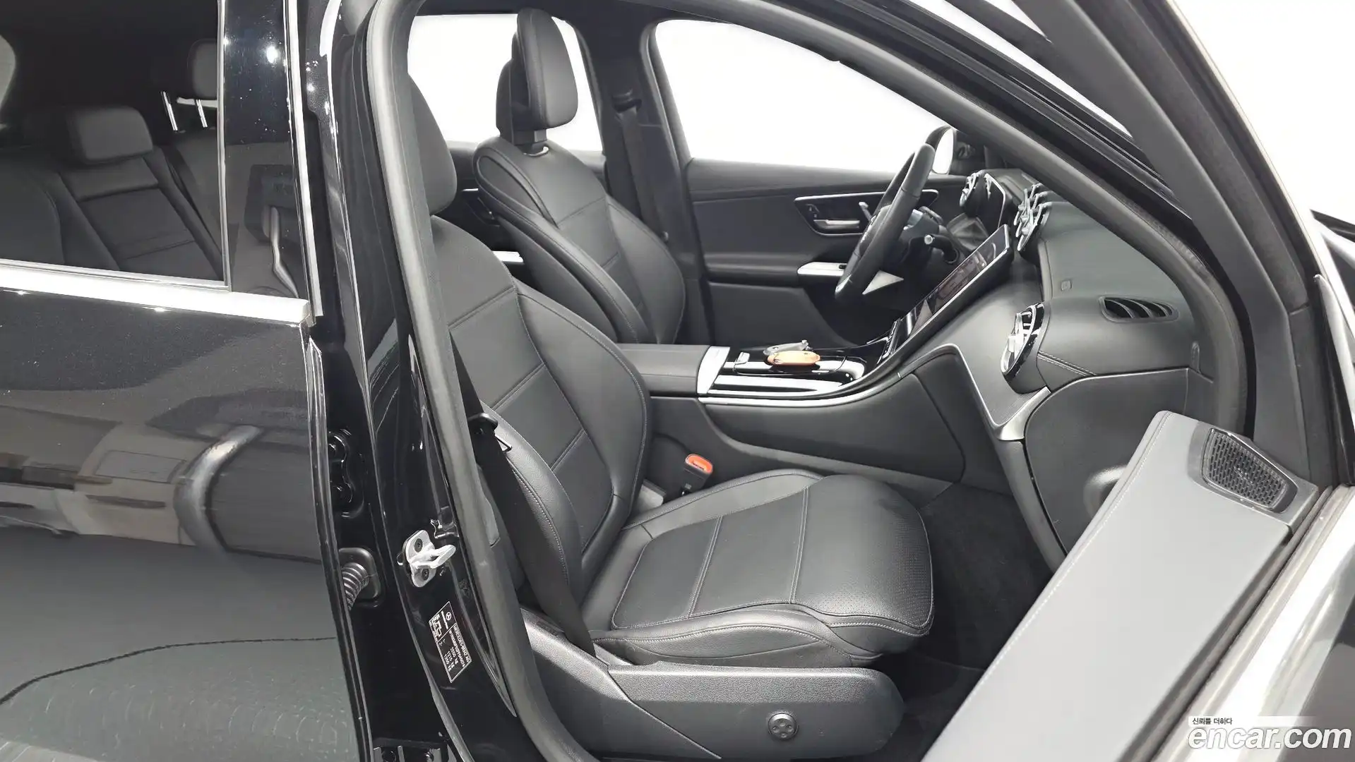 GLC-Class Mercedes-Benz 2023.6-INNER-036