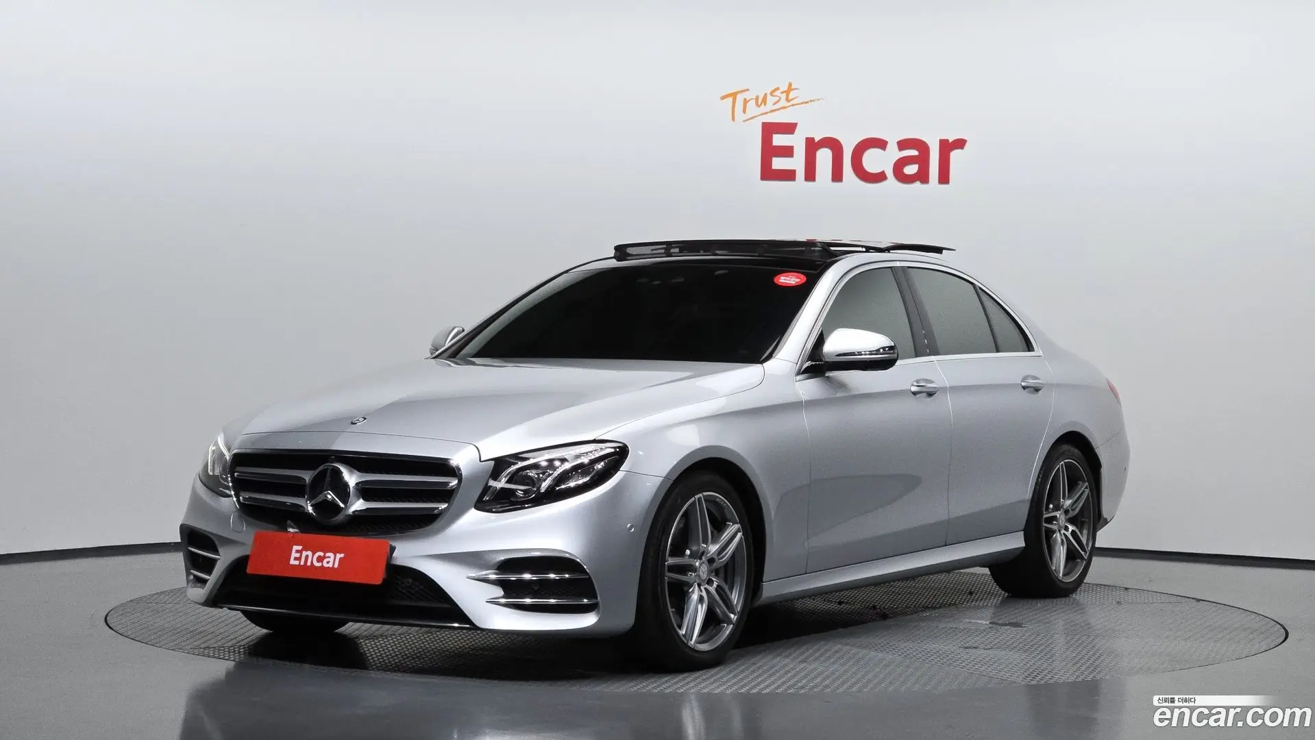 Main__Slider__Photo:E-Class Mercedes-Benz 2017.11-0