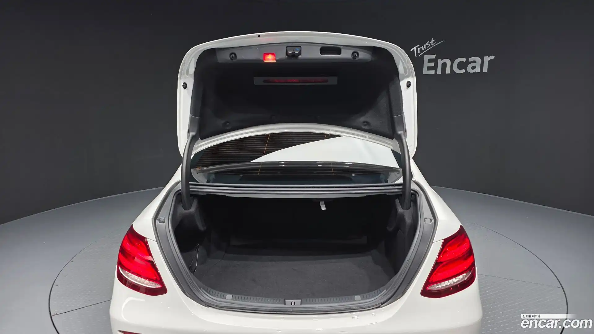 E-Class Mercedes-Benz 2017.1-OPTION-024