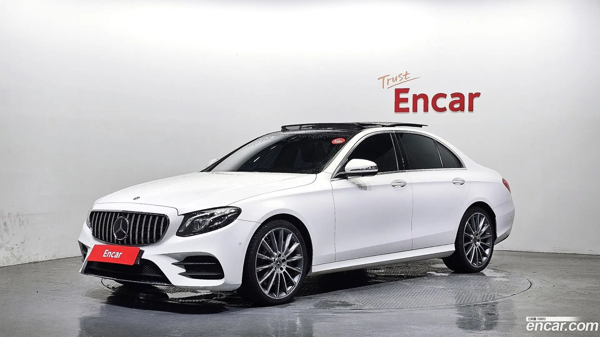 Main__Slider__Photo:E-Class Mercedes-Benz 2020.8-0