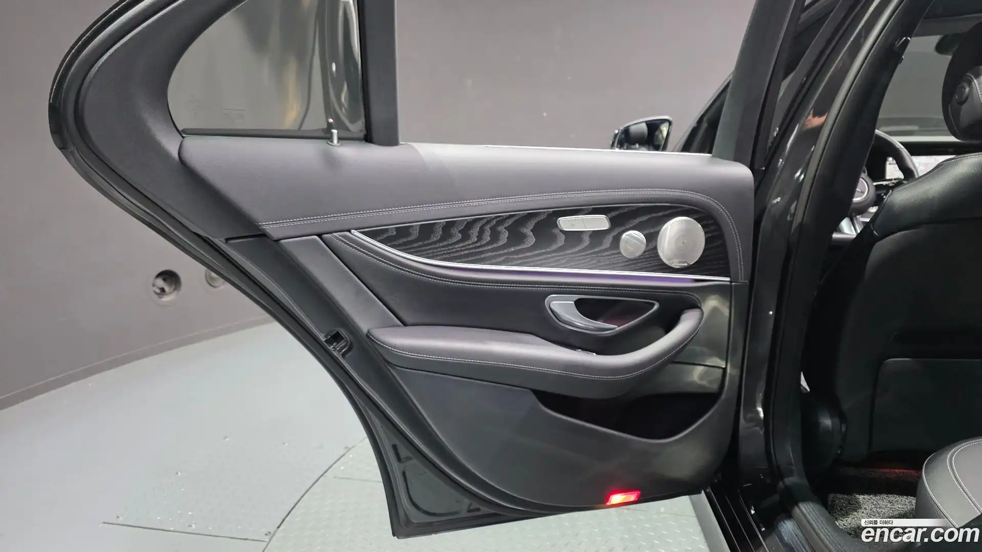 E-Class Mercedes-Benz 2022.2-INNER-035