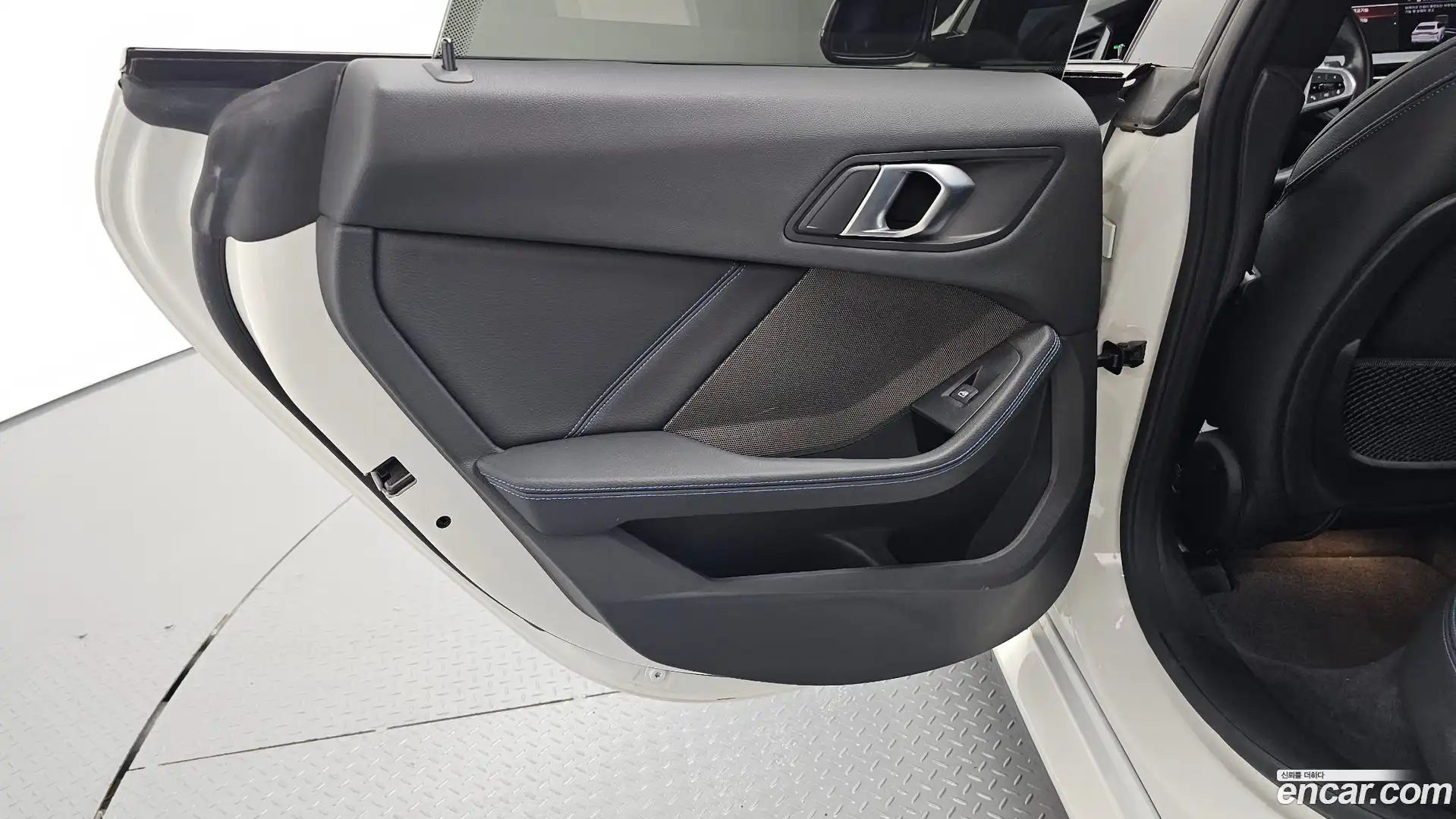 2-Series BMW 2023.5-INNER-035