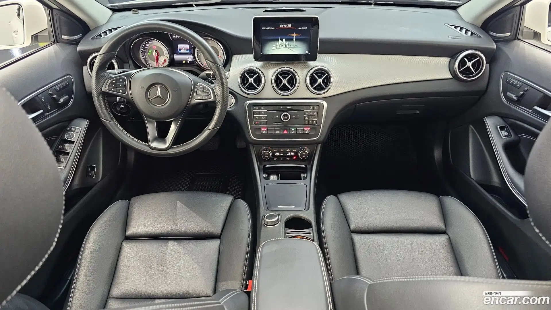GLA-Class Mercedes-Benz 2017.0-INNER-007