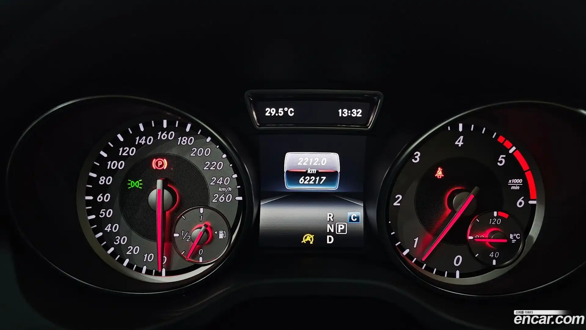 GLA-Class Mercedes-Benz 2017.0-INNER-008