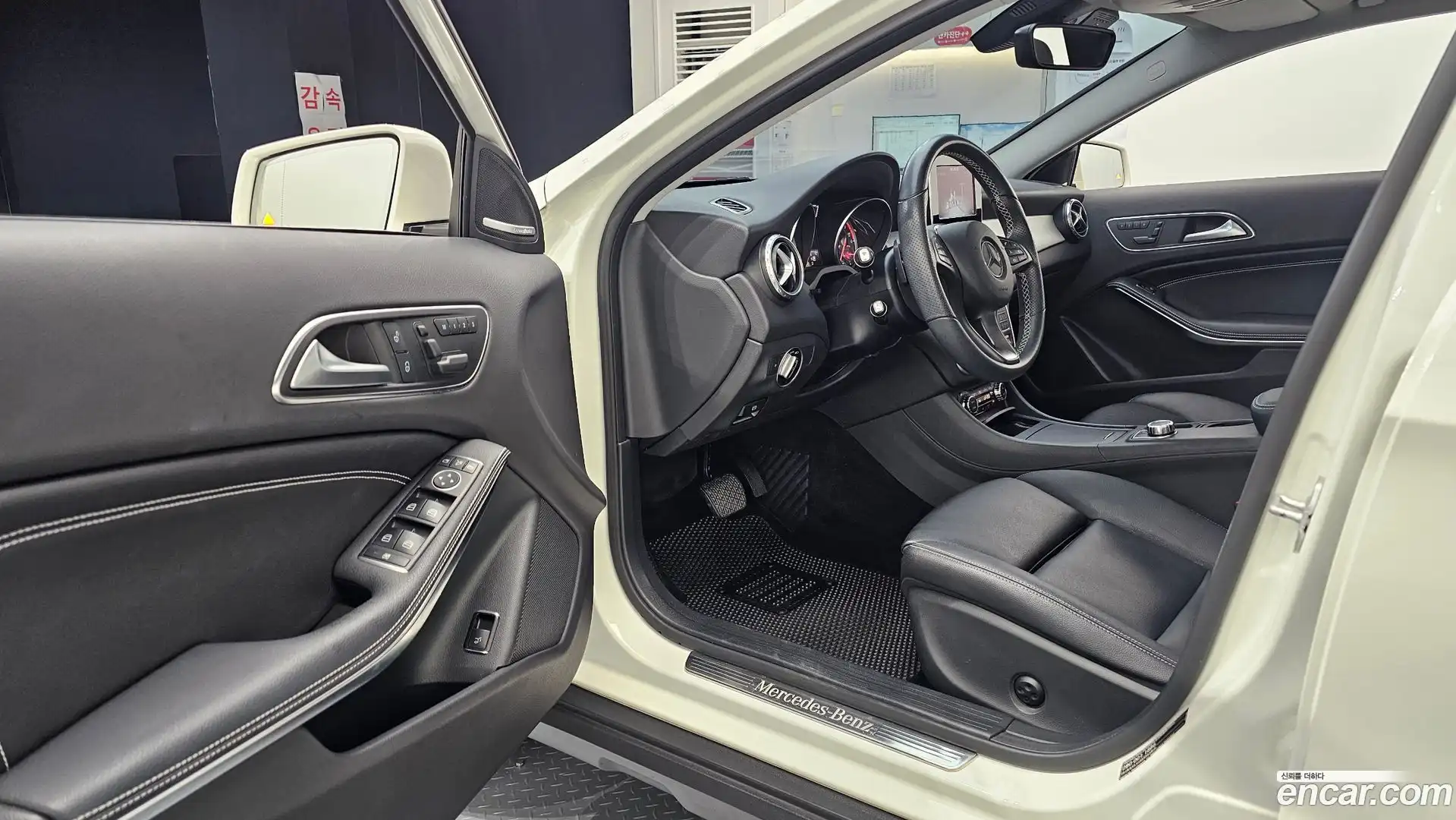 GLA-Class Mercedes-Benz 2017.0-INNER-010