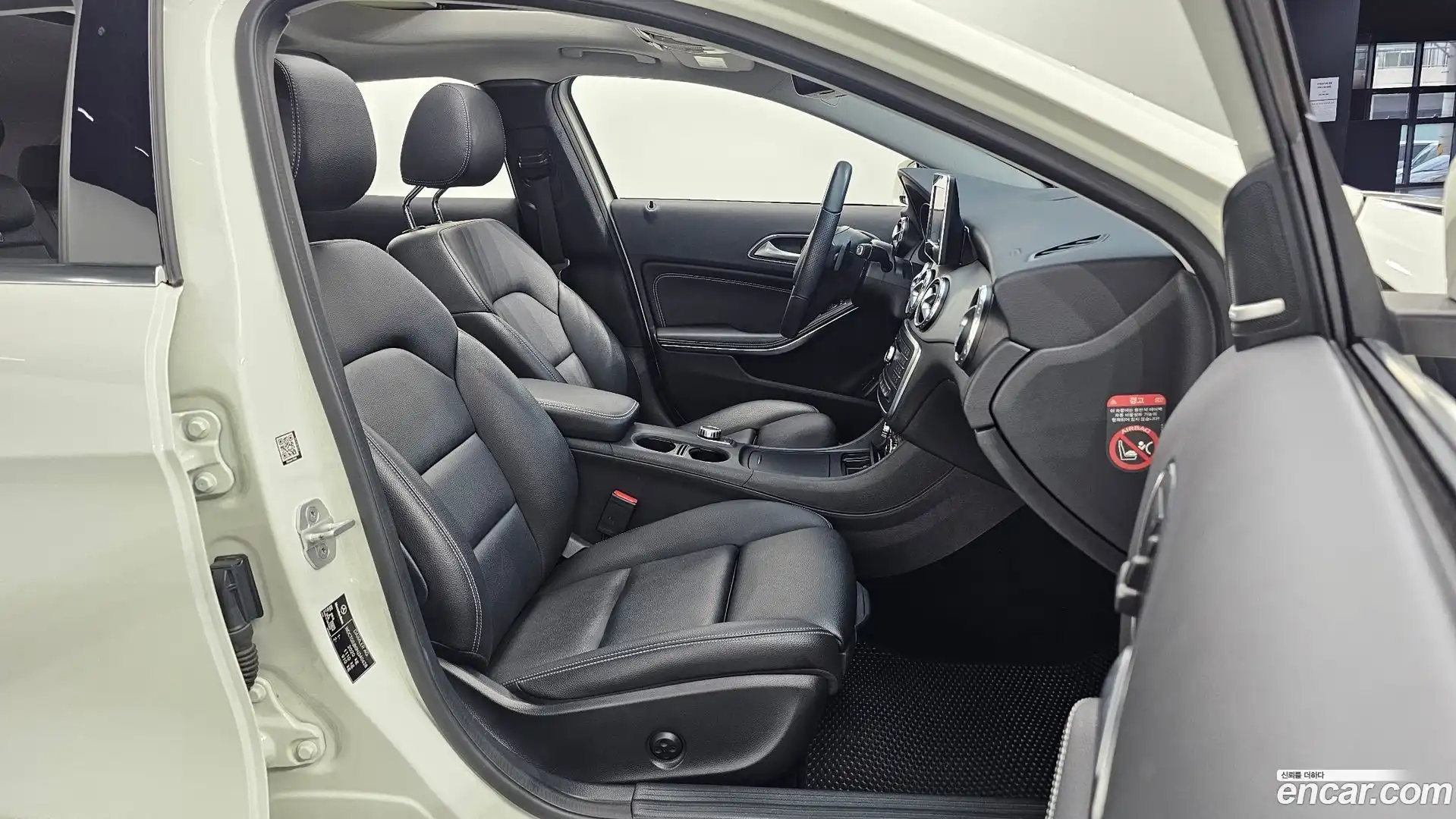 GLA-Class Mercedes-Benz 2017.0-OPTION-015