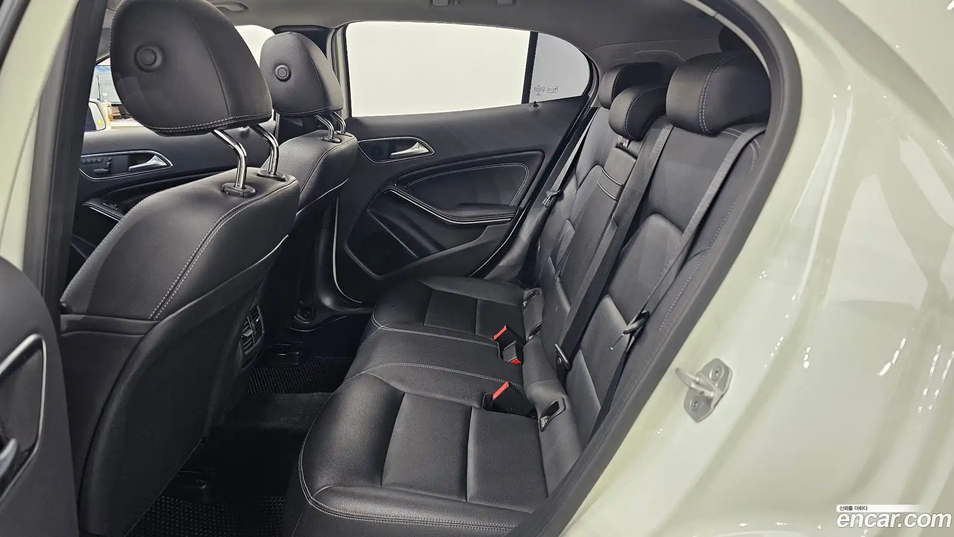 GLA-Class Mercedes-Benz 2017.0-OPTION-016