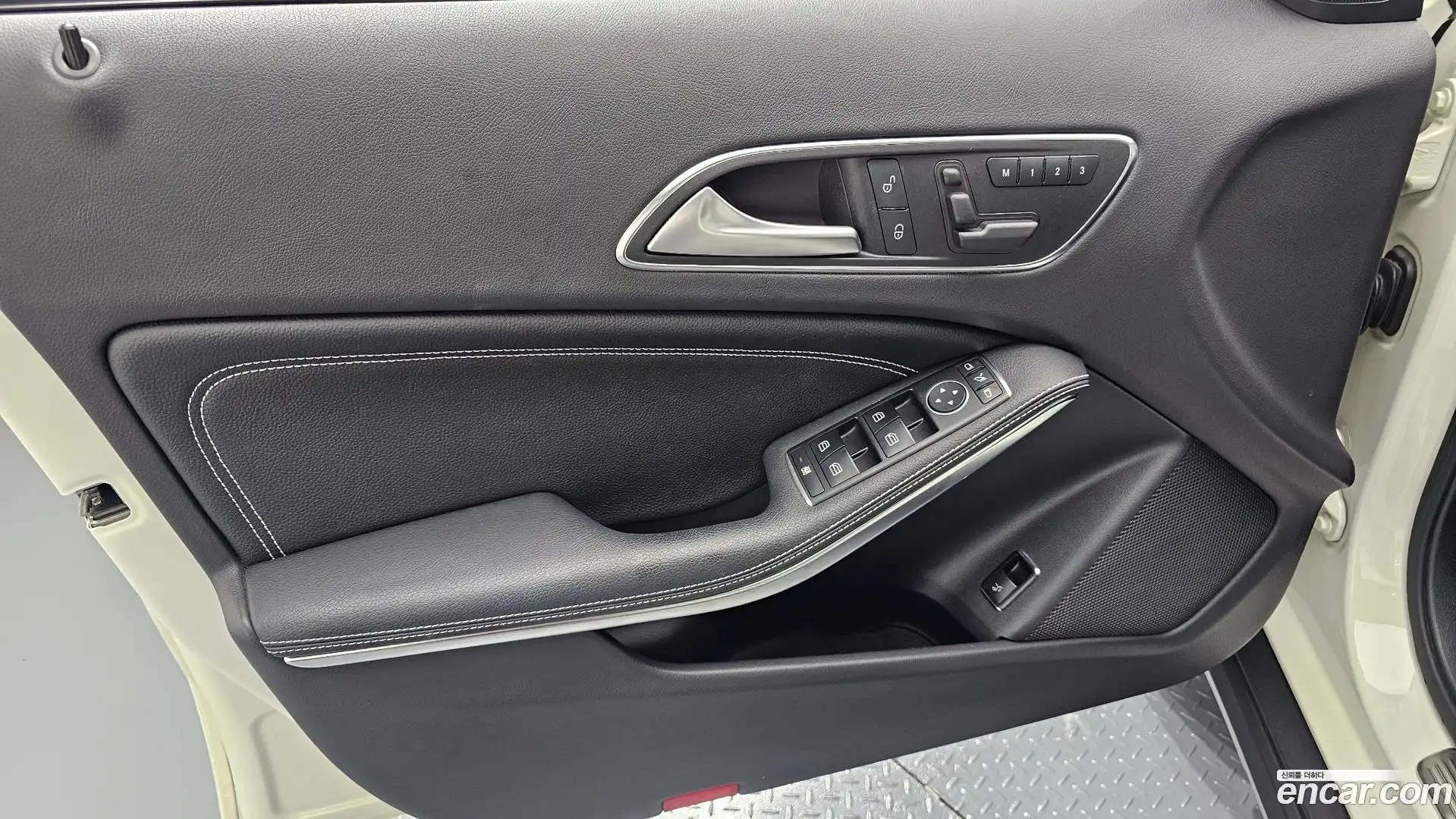 GLA-Class Mercedes-Benz 2017.0-INNER-034
