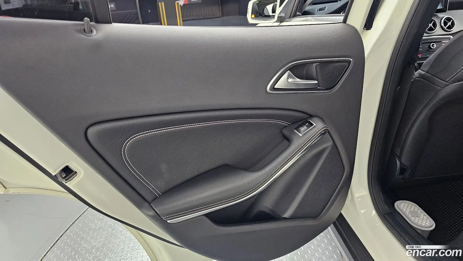 GLA-Class Mercedes-Benz 2017.0-INNER-035