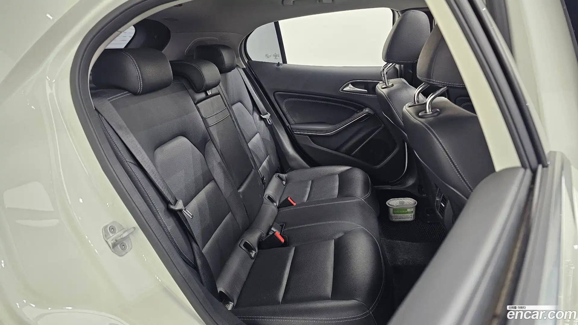 GLA-Class Mercedes-Benz 2017.0-INNER-036
