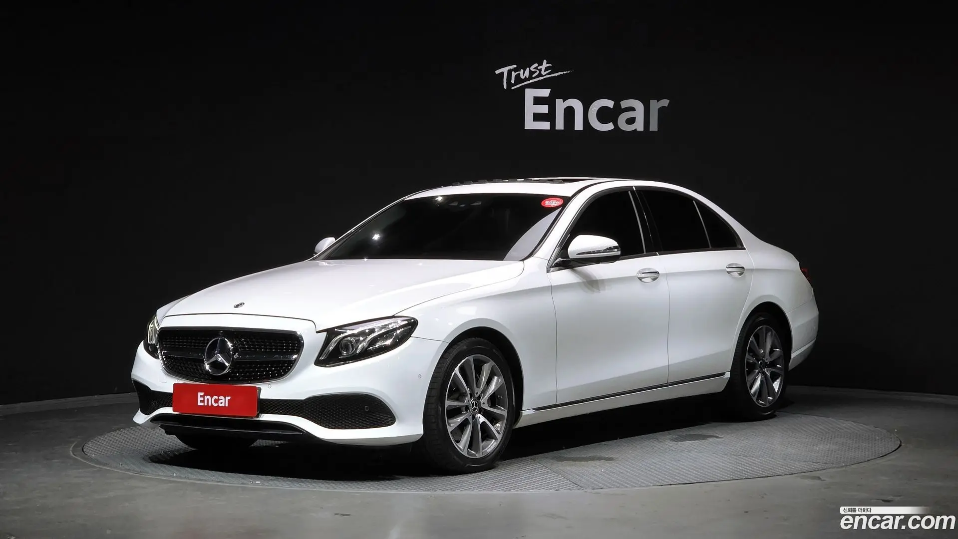 Main__Slider__Photo:E-Class Mercedes-Benz 2019.6-0