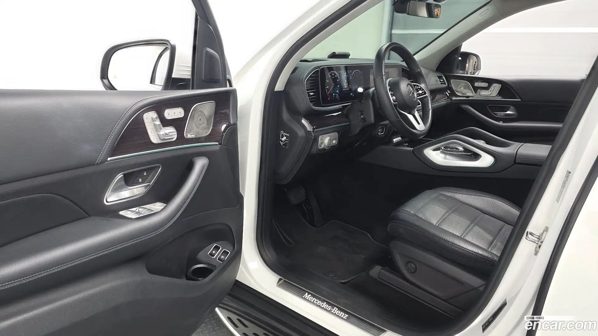 GLE-Class Mercedes-Benz 2021.10-INNER-010