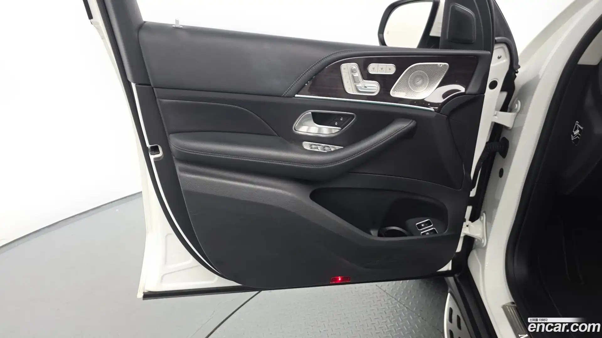 GLE-Class Mercedes-Benz 2021.10-INNER-034