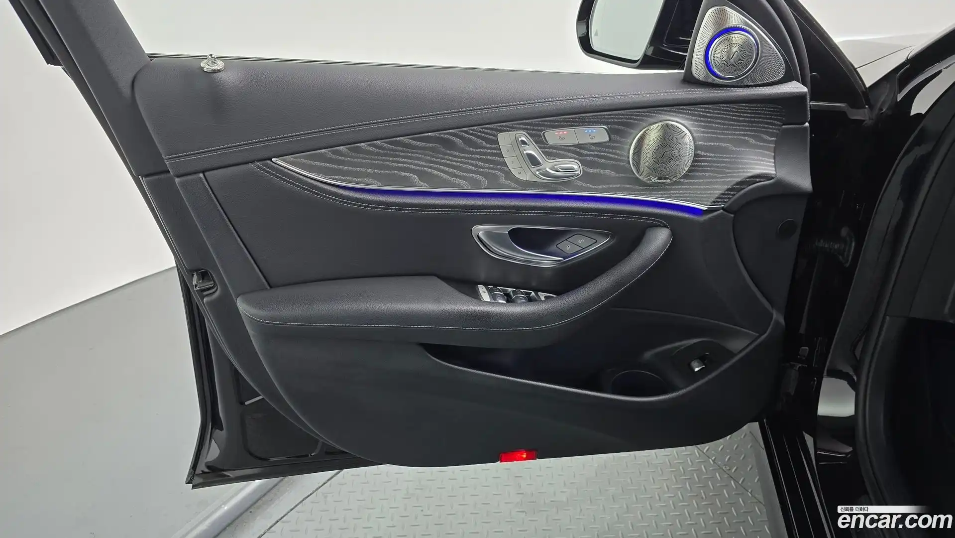 E-Class Mercedes-Benz 2022.1-INNER-034