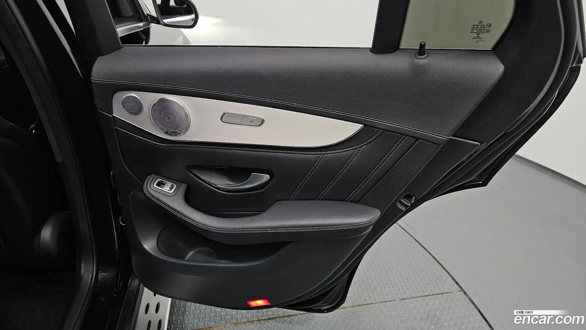 GLC-Class Mercedes-Benz 2018.11-INNER-035
