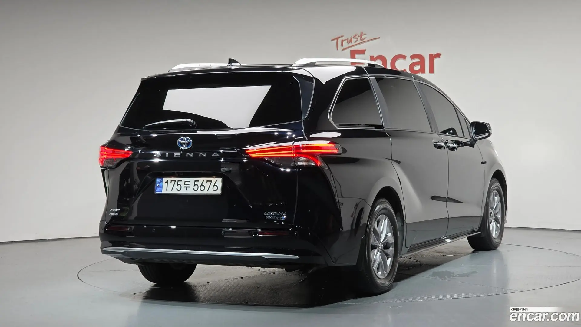 Main__Slider__Photo:Sienna Toyota 2024.11-1