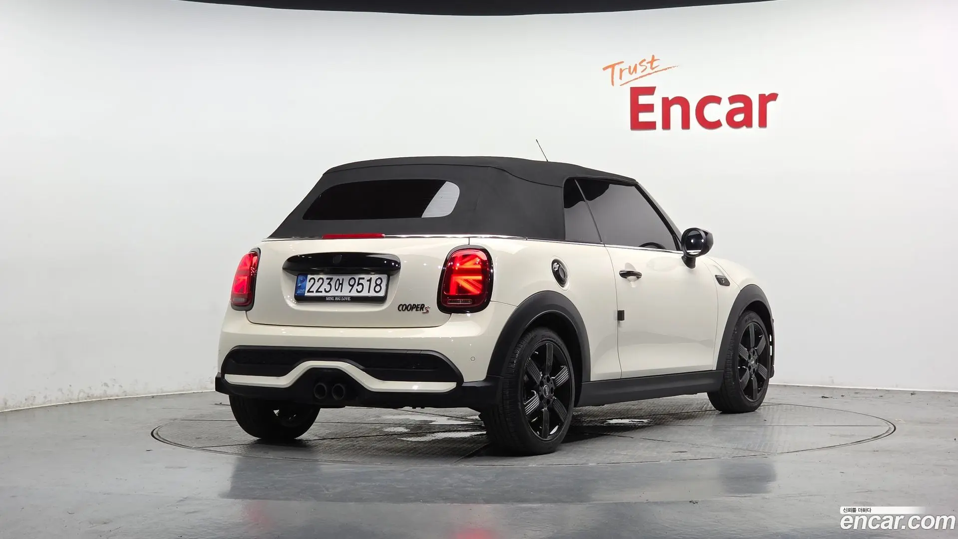Main__Slider__Photo:Cooper Convertible Mini 2021.6-1