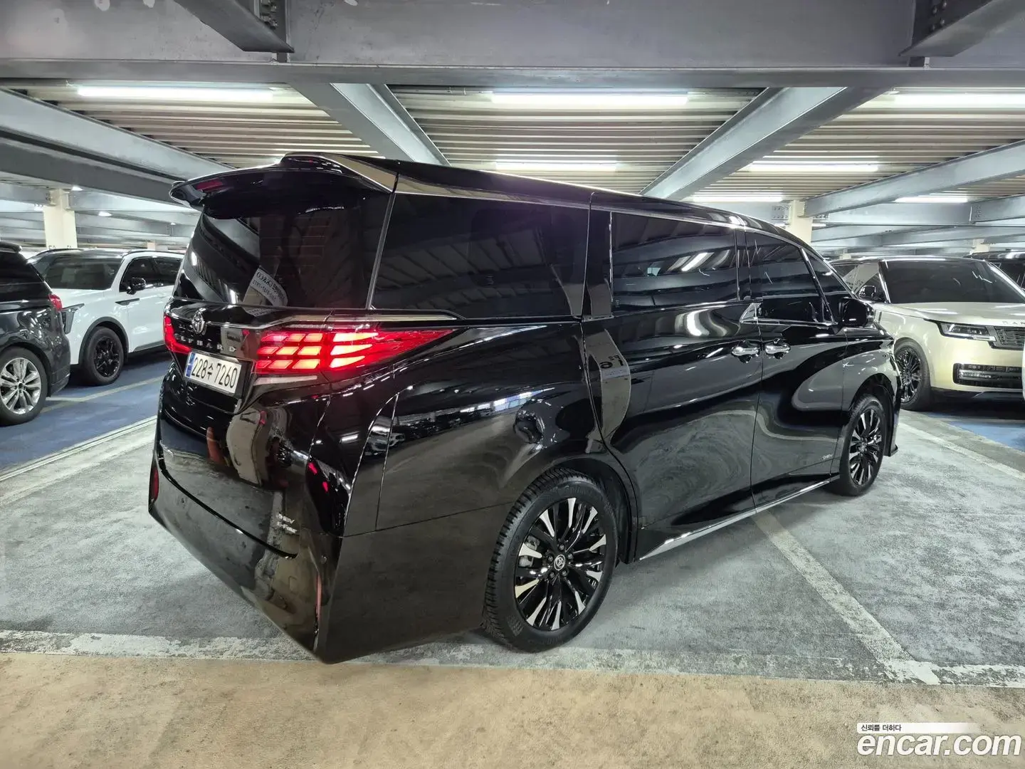 Main__Slider__Photo:Alphard Toyota 2023.8-1