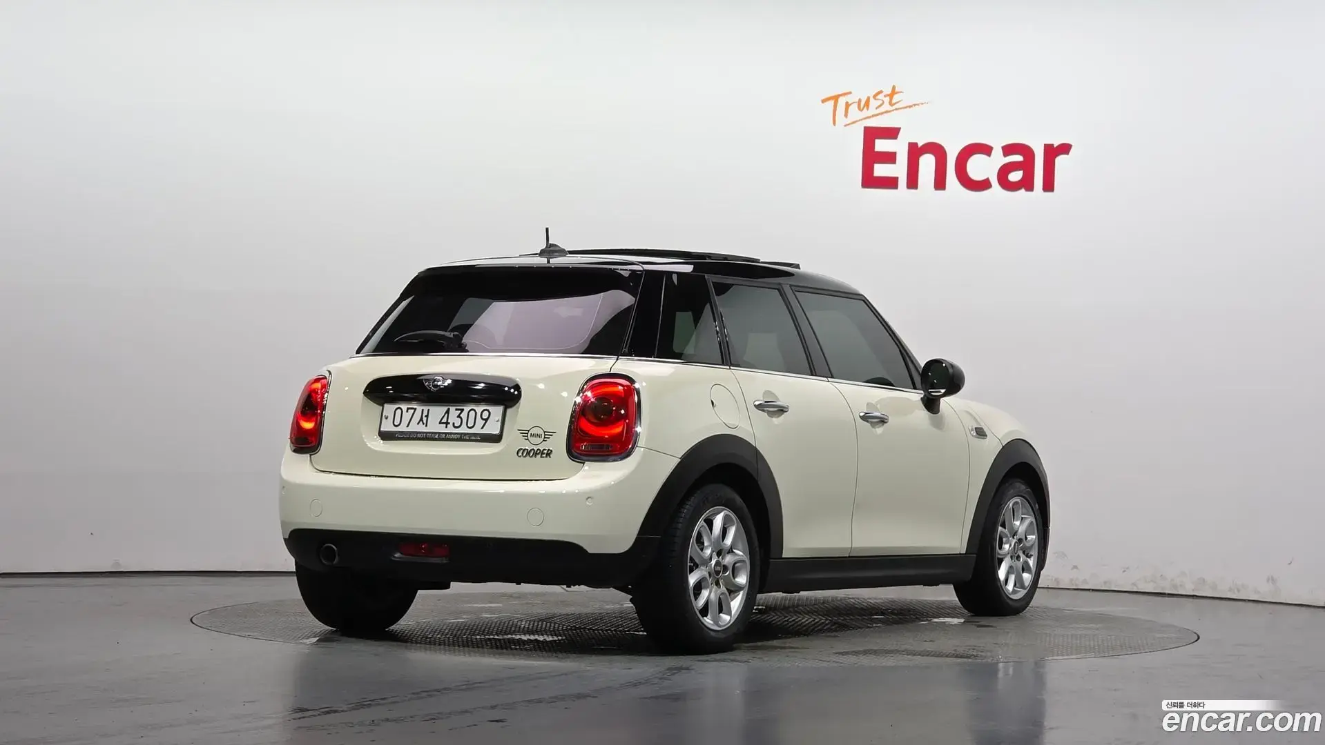 Main__Slider__Photo:Cooper Mini 2017.8-1